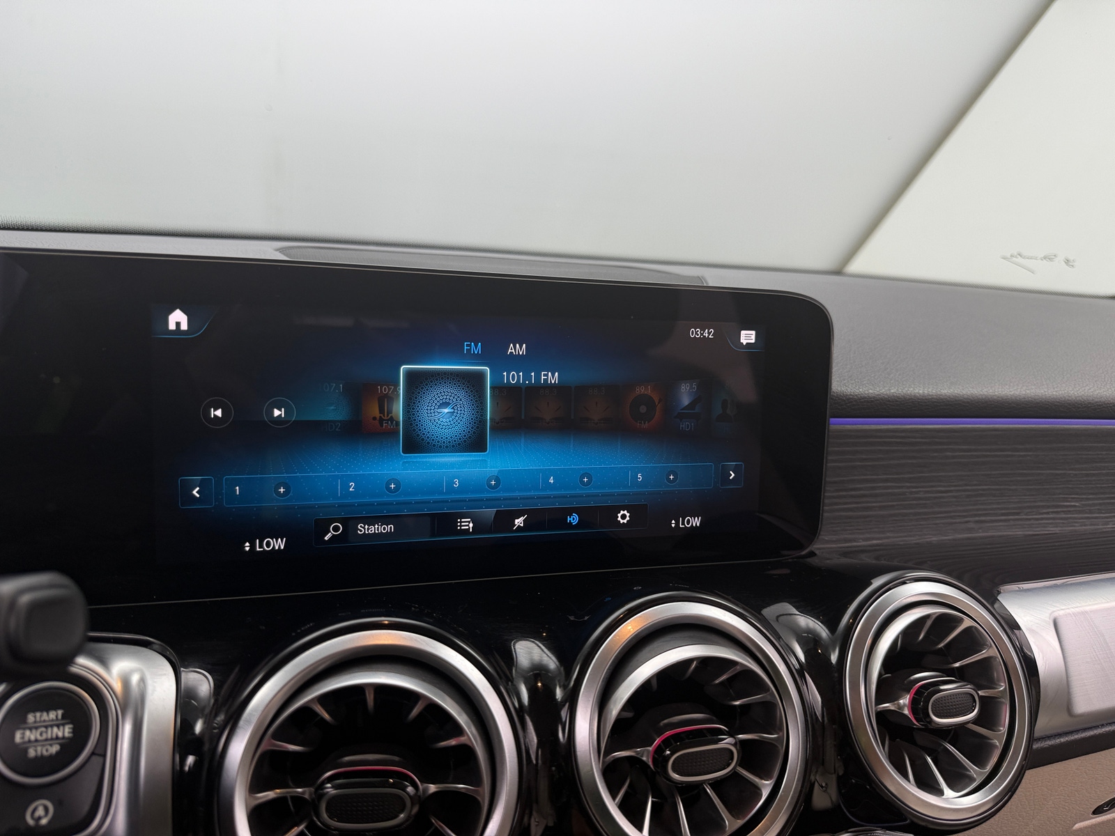 Thumbnail: 2022 Mercedes-Benz GLB - 3