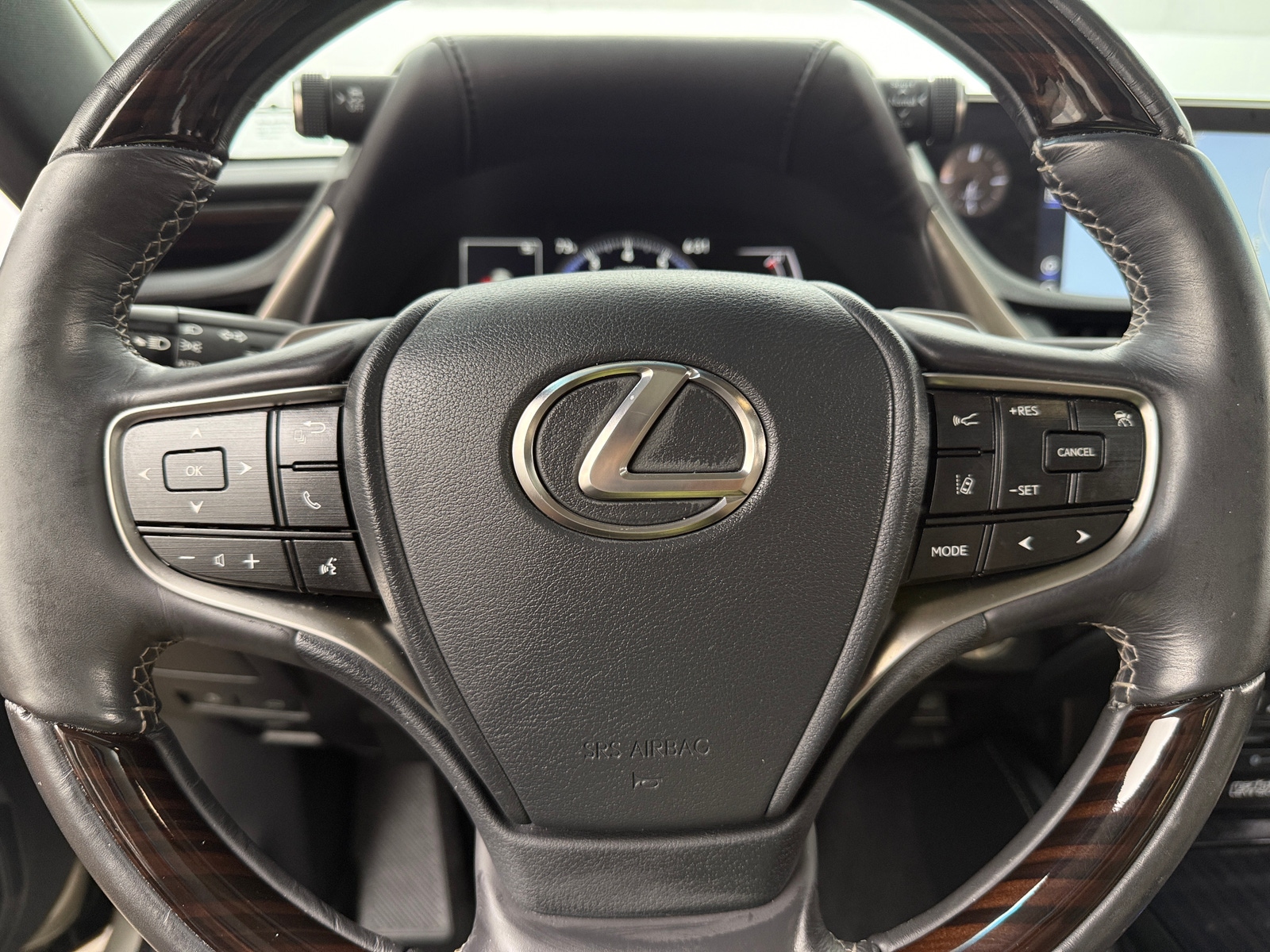 Thumbnail: 2019 Lexus ES - 4