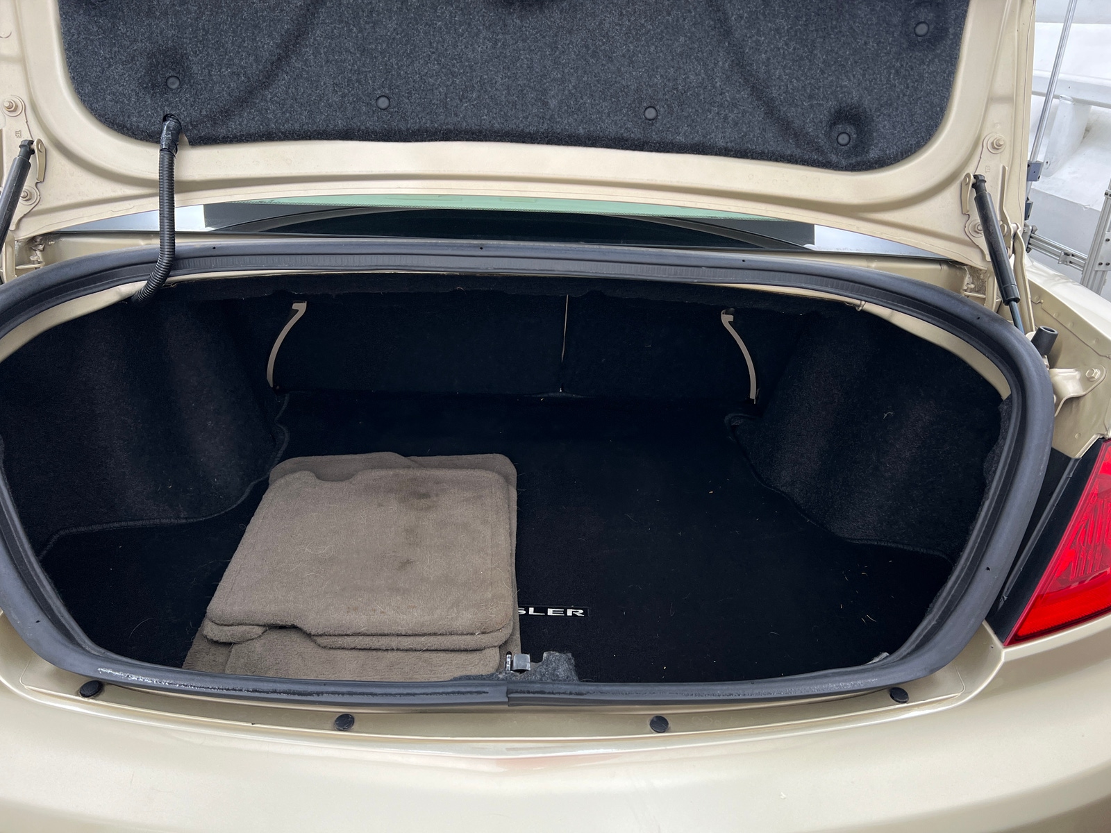 Thumbnail: 2010 Chrysler Sebring - 6