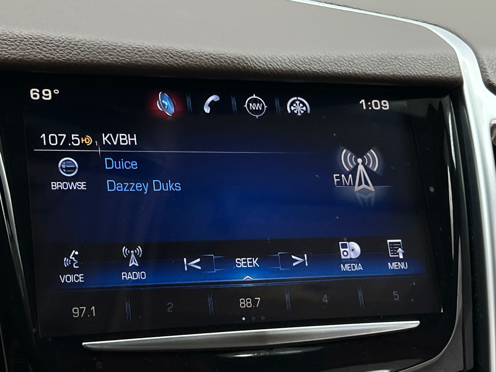 Thumbnail: 2015 Cadillac SRX - 3