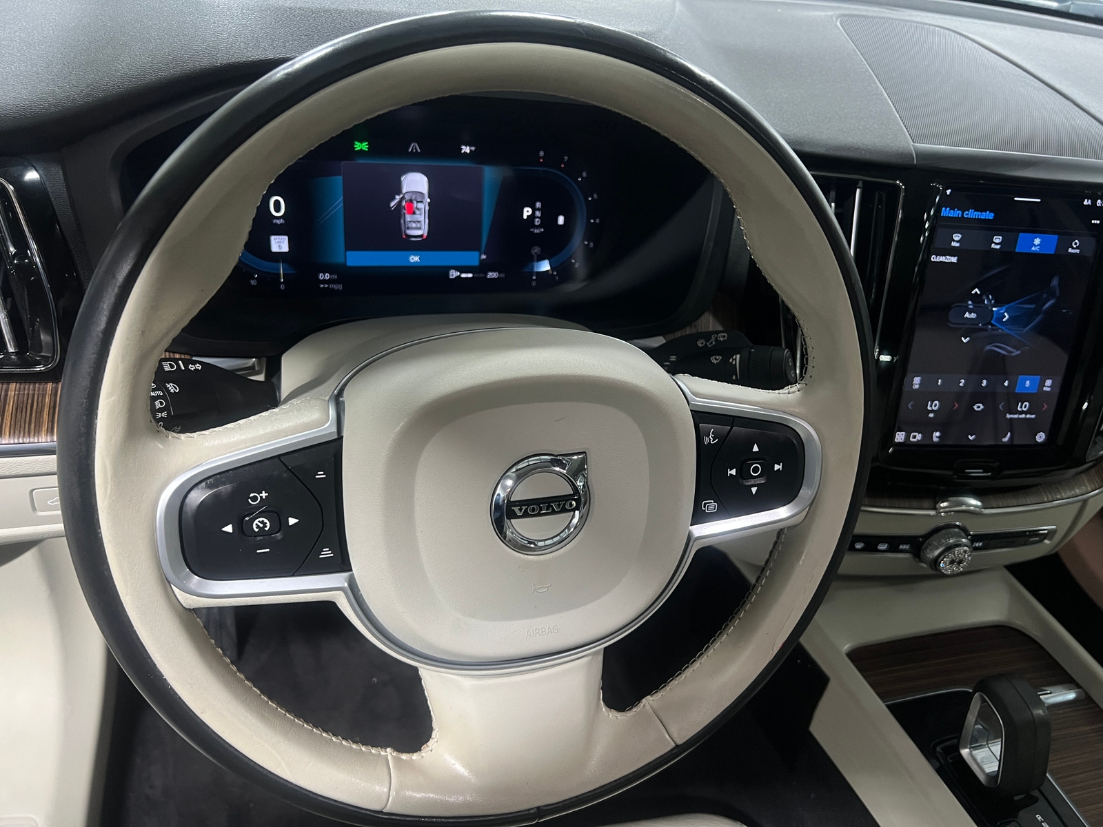 Thumbnail: 2022 Volvo XC60 - 4