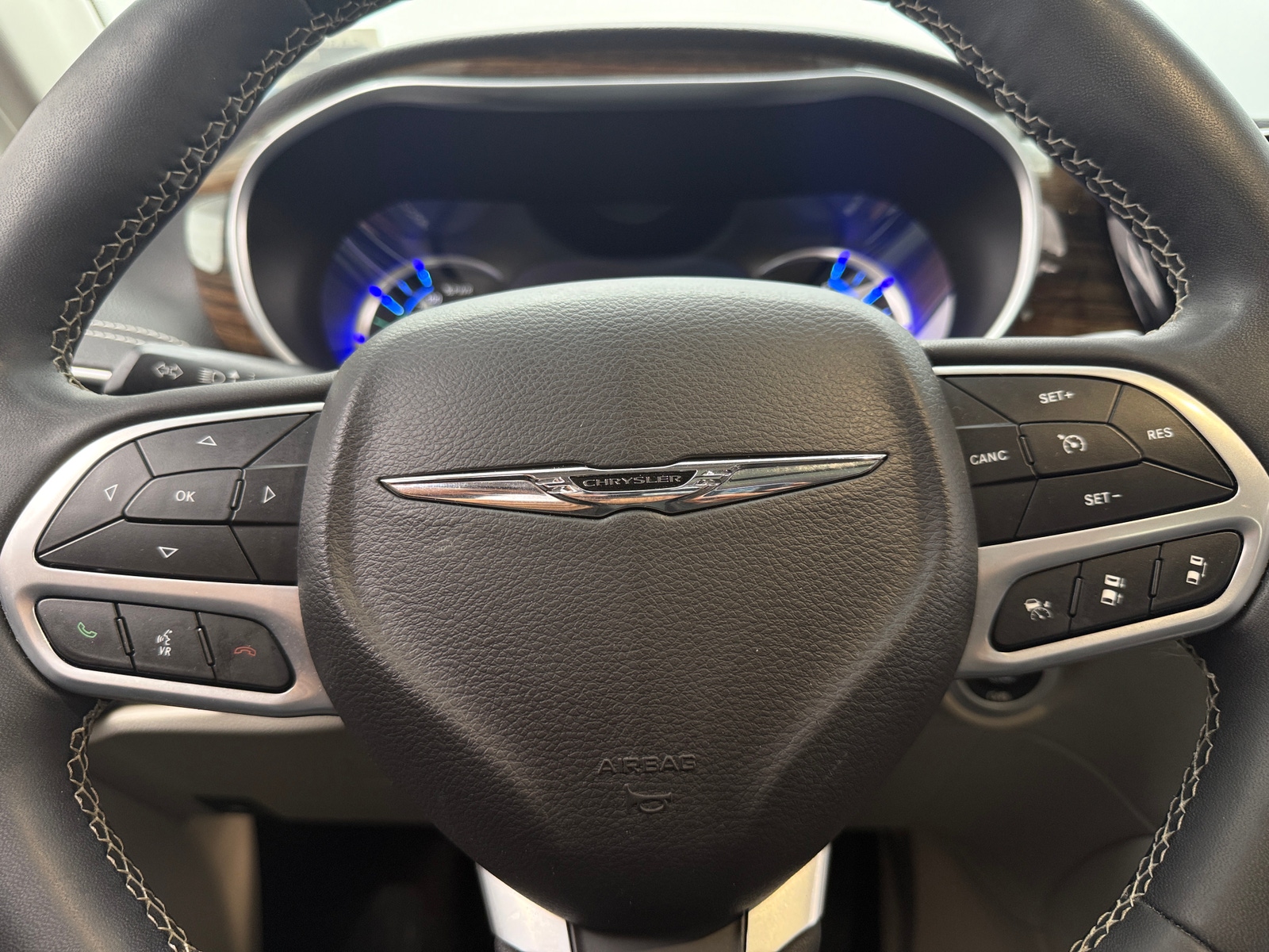 Thumbnail: 2022 Chrysler Pacifica - 4
