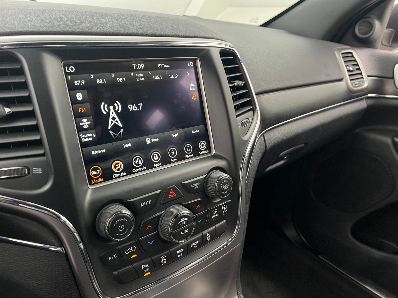 Thumbnail: 2018 Jeep Grand Cherokee - 3