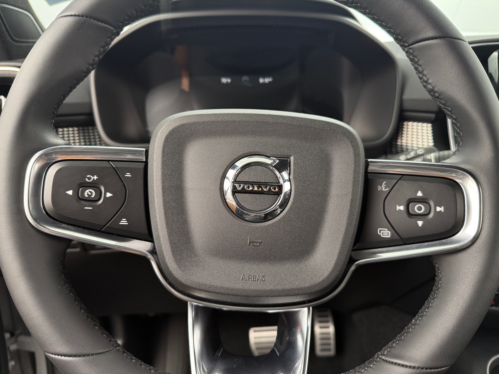 Thumbnail: 2022 Volvo XC40 - 4