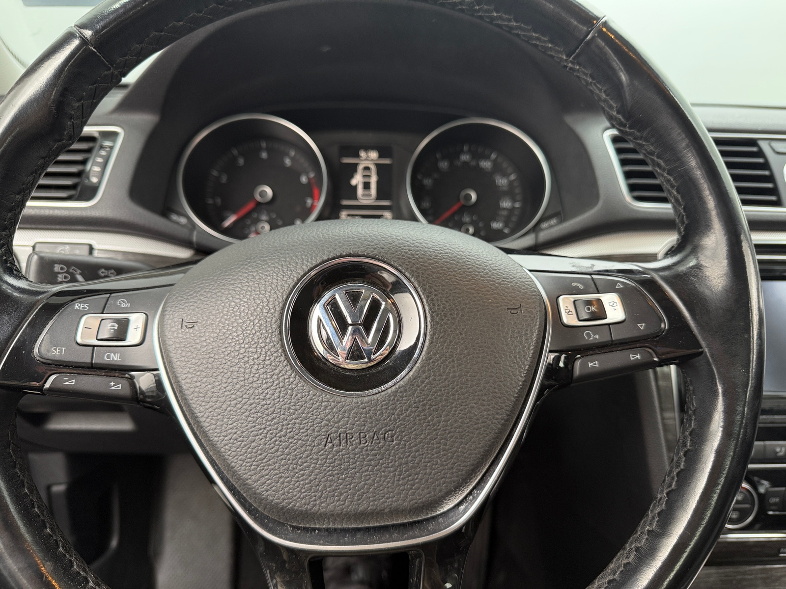 Thumbnail: 2016 Volkswagen Passat - 4