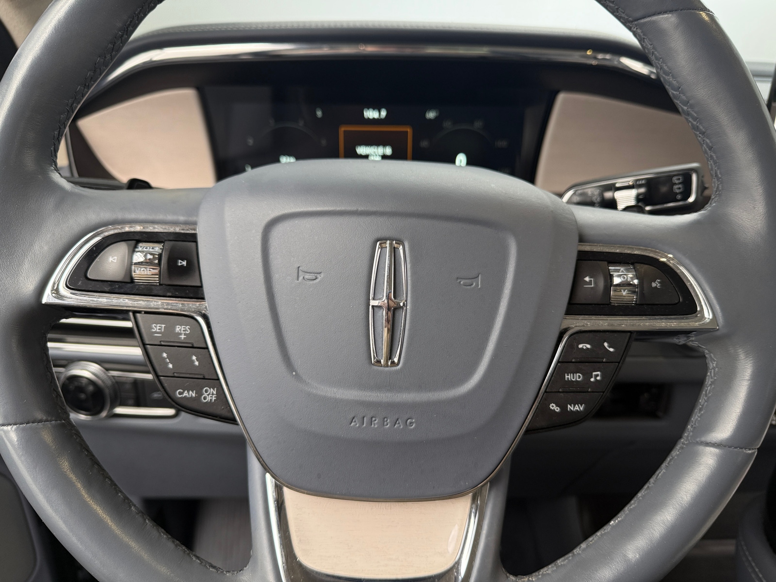 Thumbnail: 2021 Lincoln Navigator L - 4