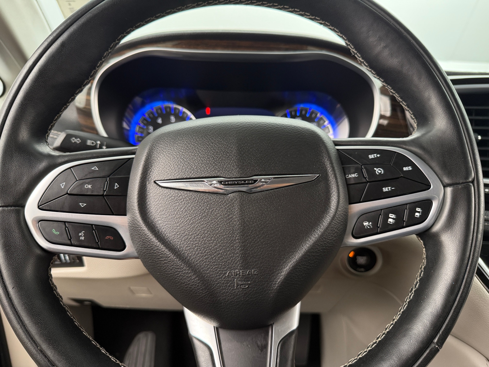 Thumbnail: 2022 Chrysler Pacifica - 4