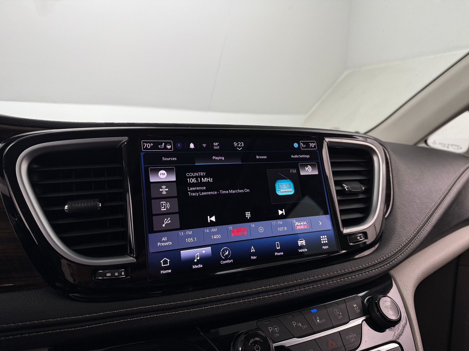 Thumbnail: 2022 Chrysler Pacifica - 3
