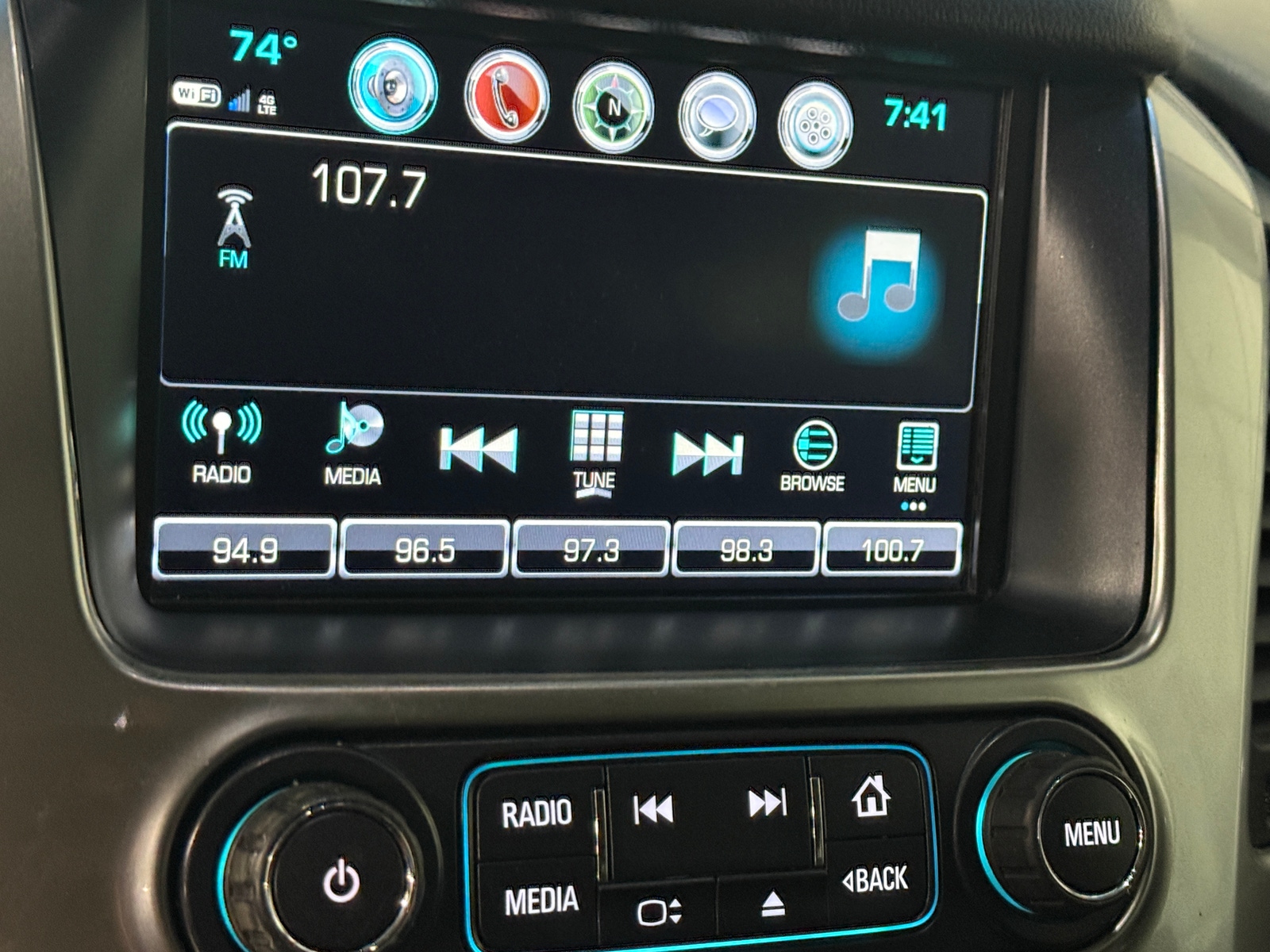 Thumbnail: 2019 Chevrolet Suburban - 3
