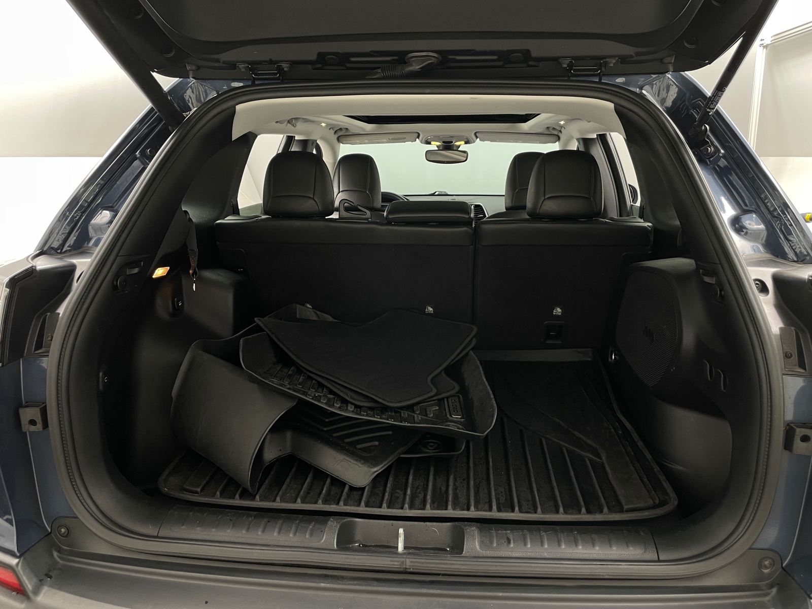 Thumbnail: 2019 Jeep Cherokee - 6