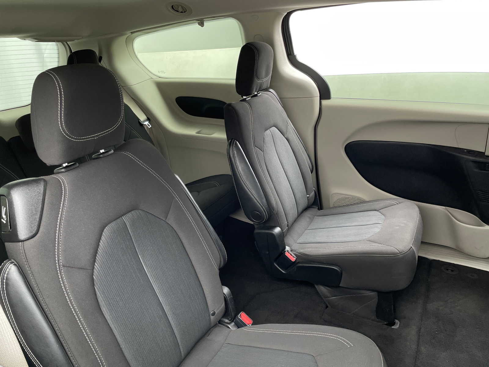 Thumbnail: 2022 Chrysler Voyager - 6