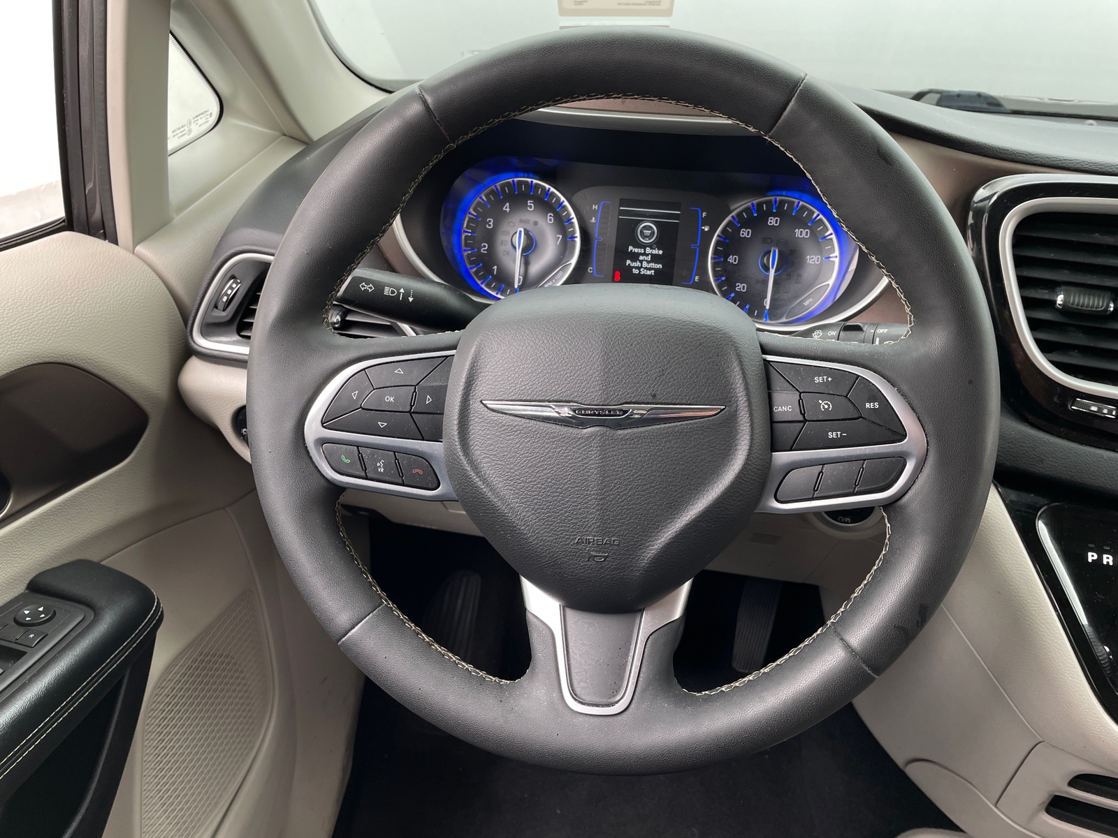 Thumbnail: 2022 Chrysler Voyager - 5
