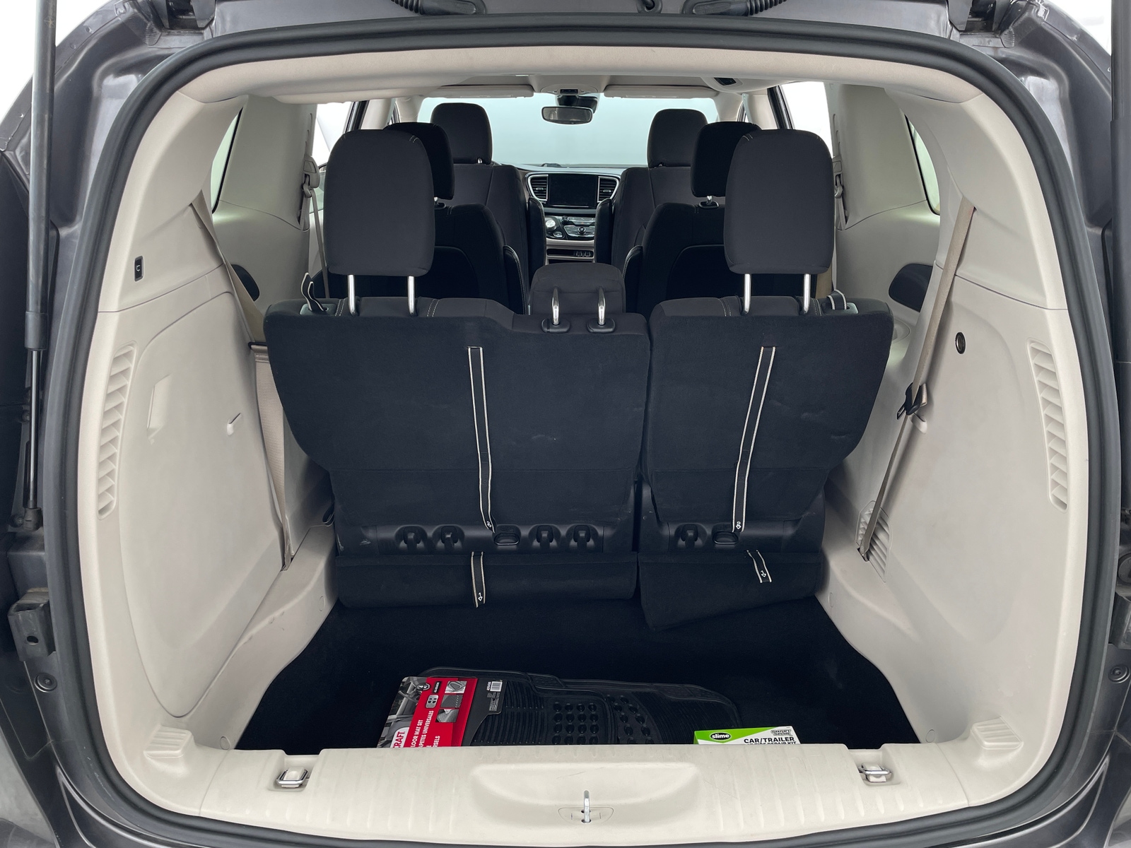 Thumbnail: 2022 Chrysler Voyager - 7