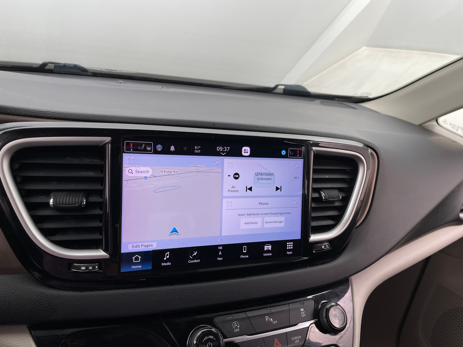 Thumbnail: 2022 Chrysler Voyager - 4