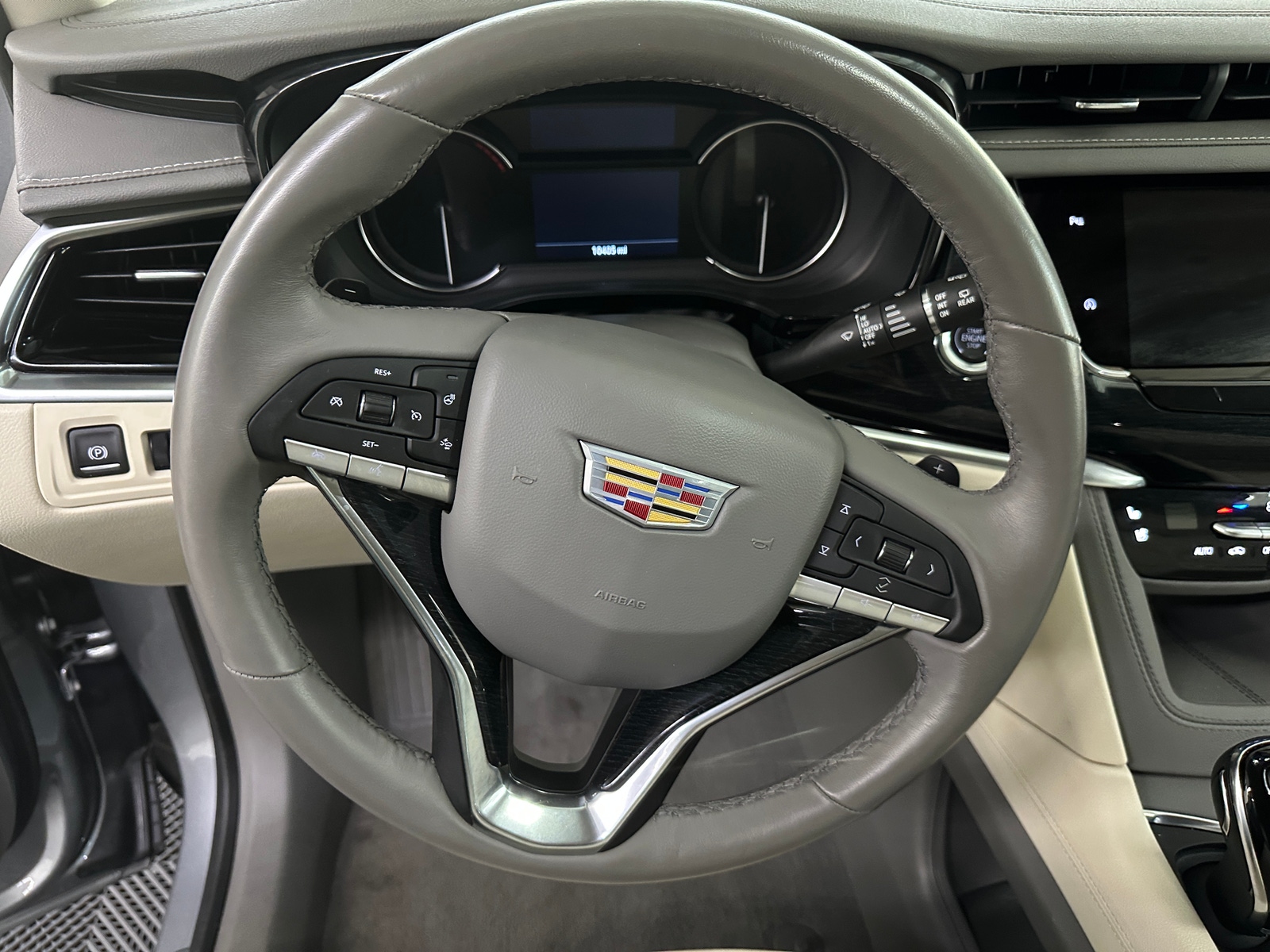 Thumbnail: 2025 Cadillac XT6 - 4