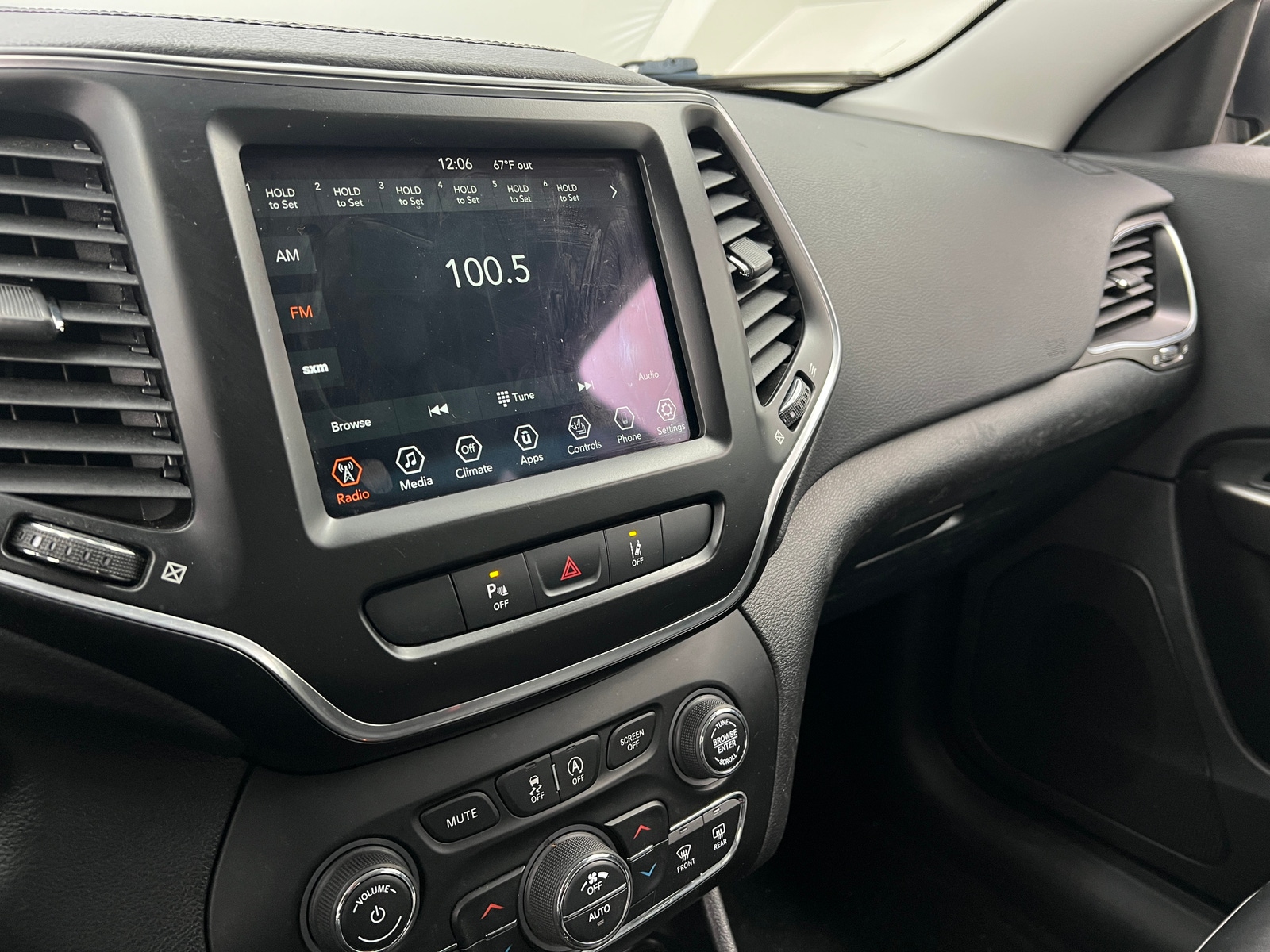 Thumbnail: 2022 Jeep Cherokee - 3