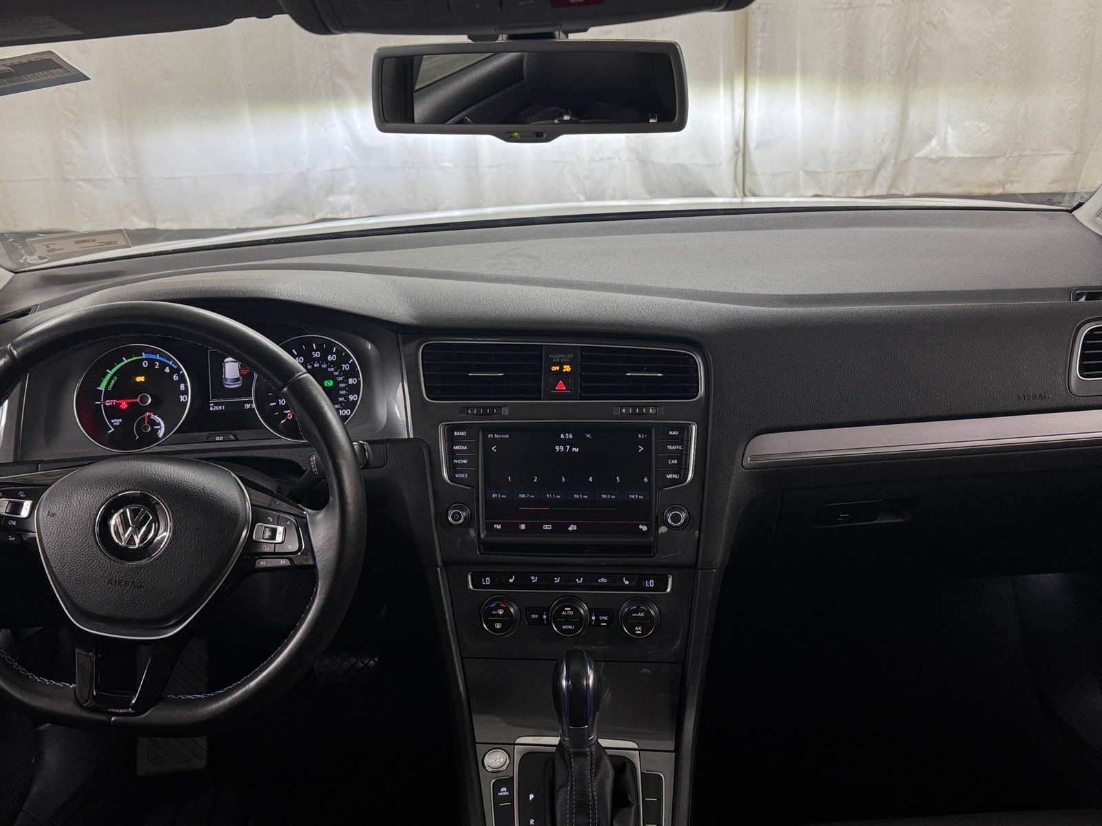 Thumbnail: 2016 Volkswagen e-Golf - 2