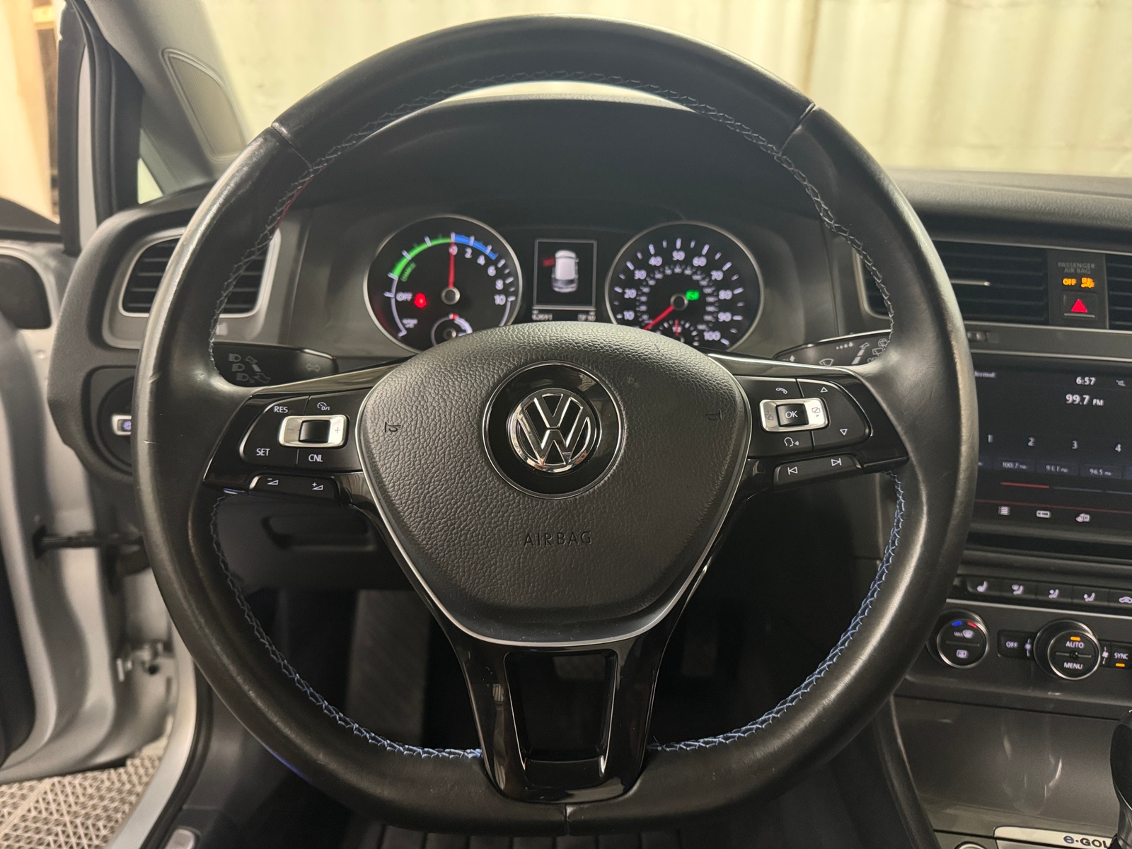 Thumbnail: 2016 Volkswagen e-Golf - 4