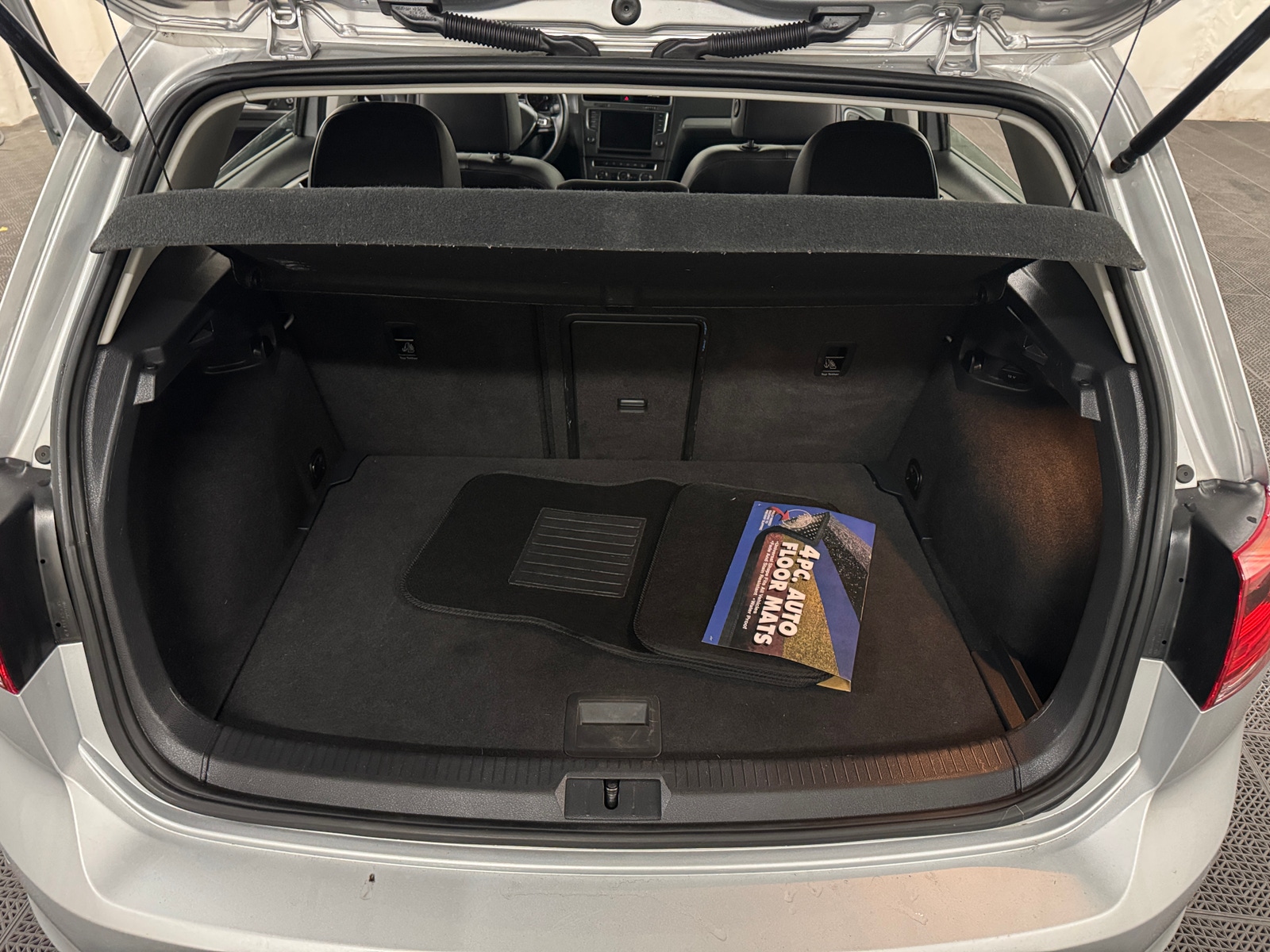 Thumbnail: 2016 Volkswagen e-Golf - 6