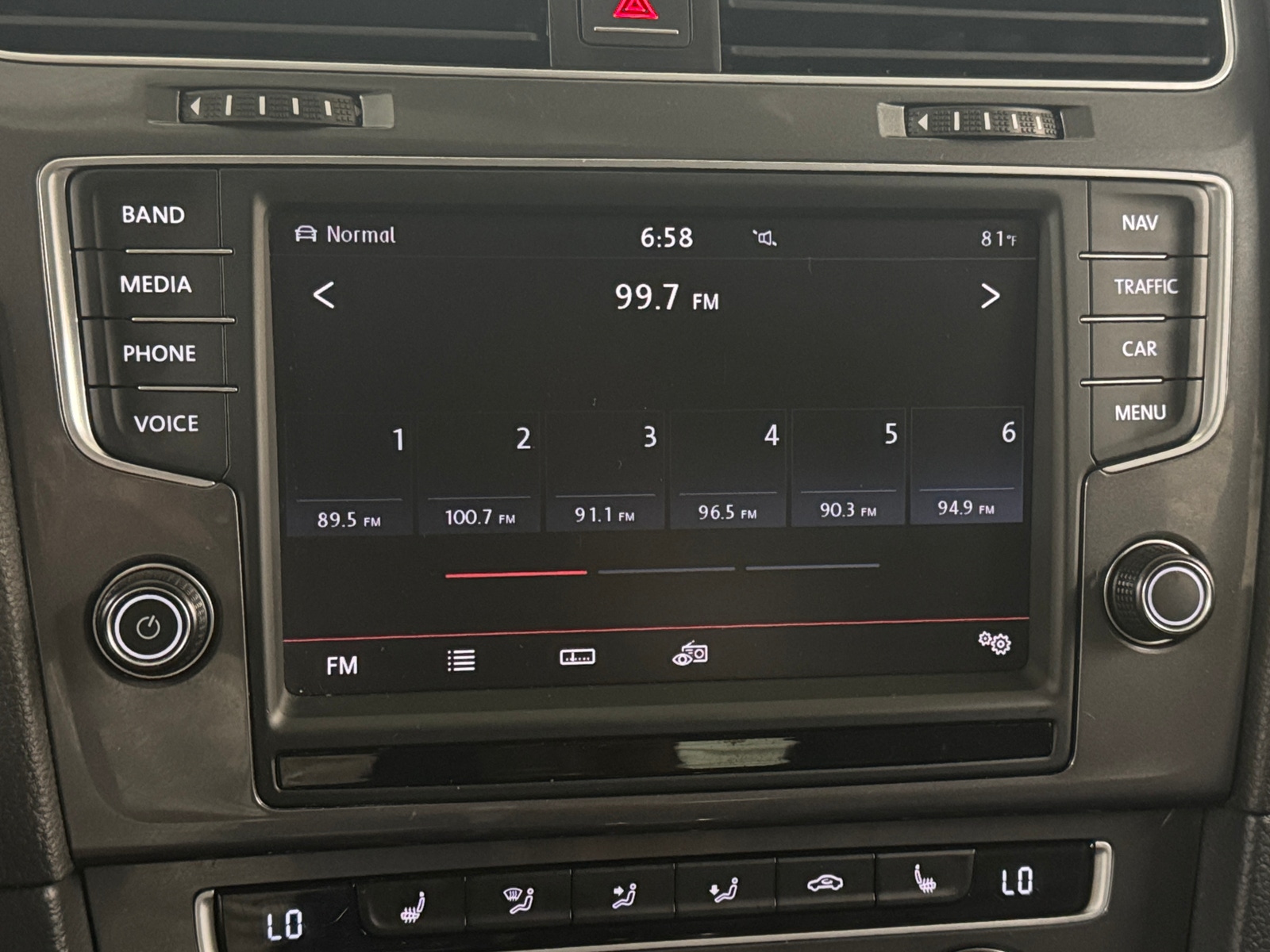 Thumbnail: 2016 Volkswagen e-Golf - 3