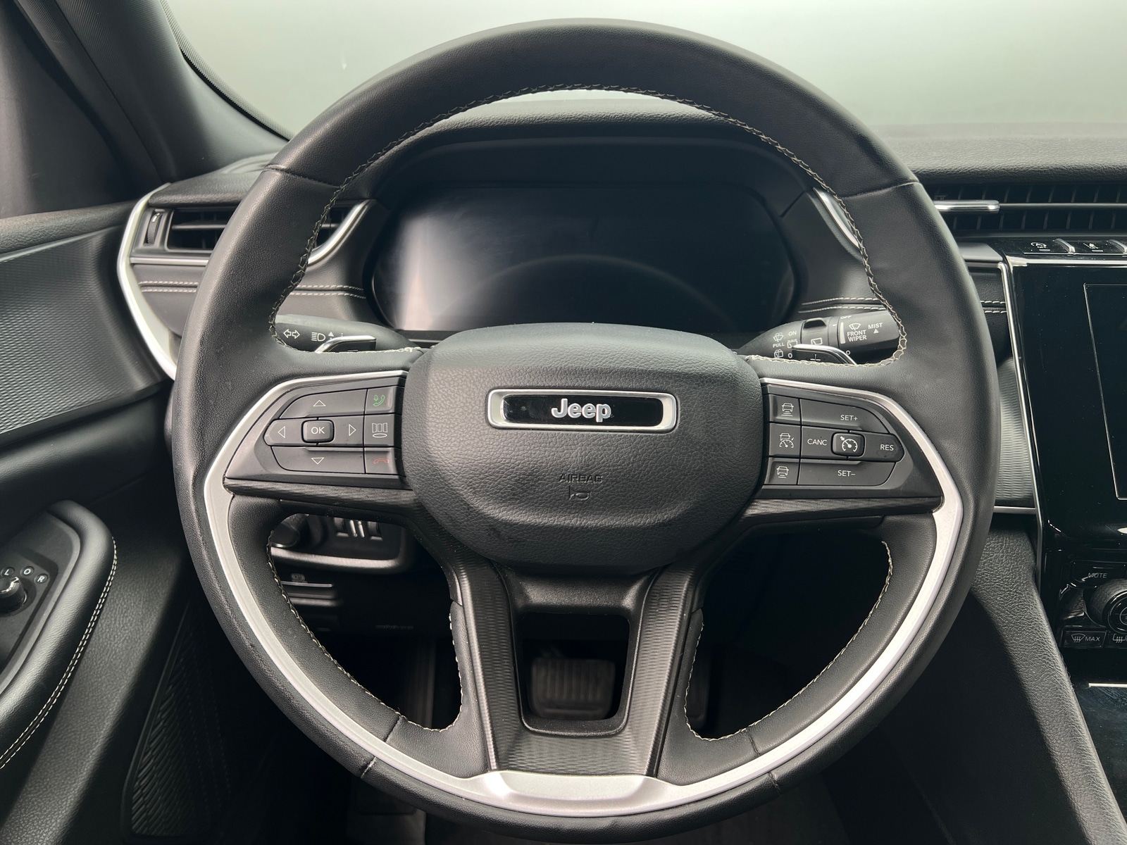 Thumbnail: 2023 Jeep Grand Cherokee L - 4