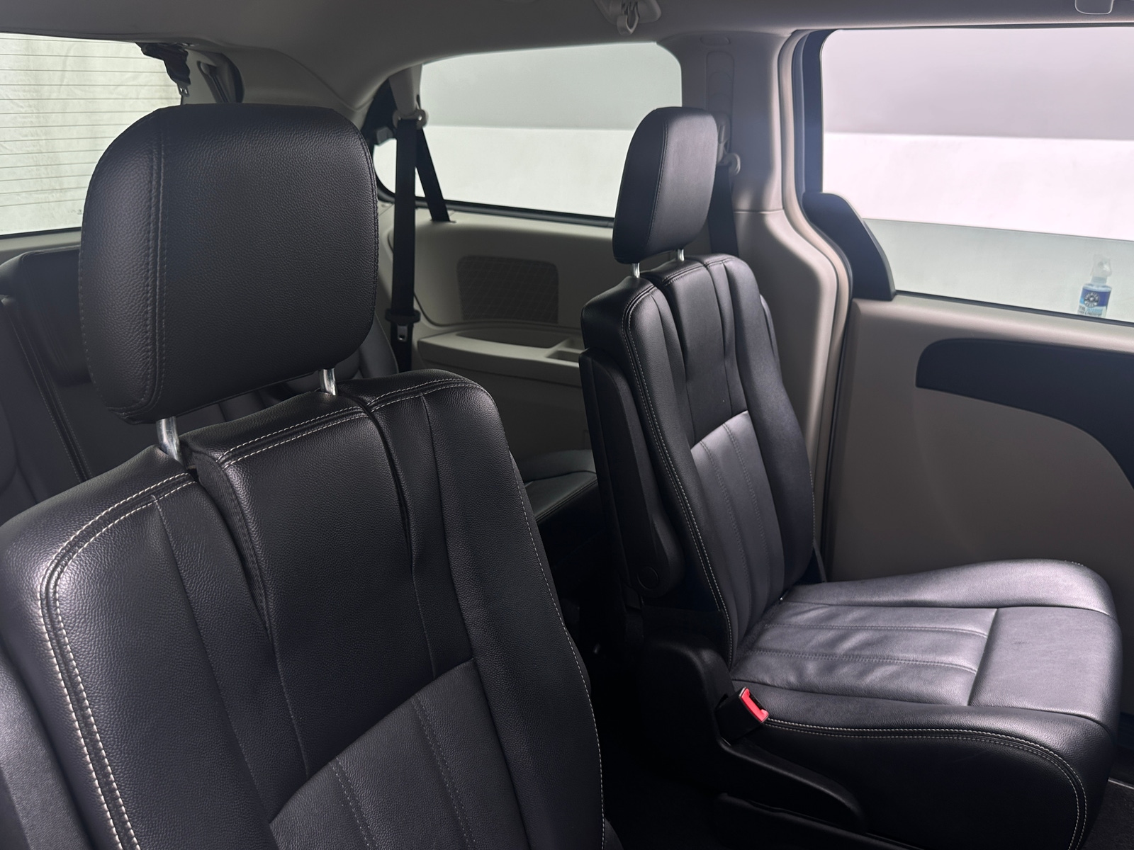 Thumbnail: 2015 Chrysler Town & Country - 5