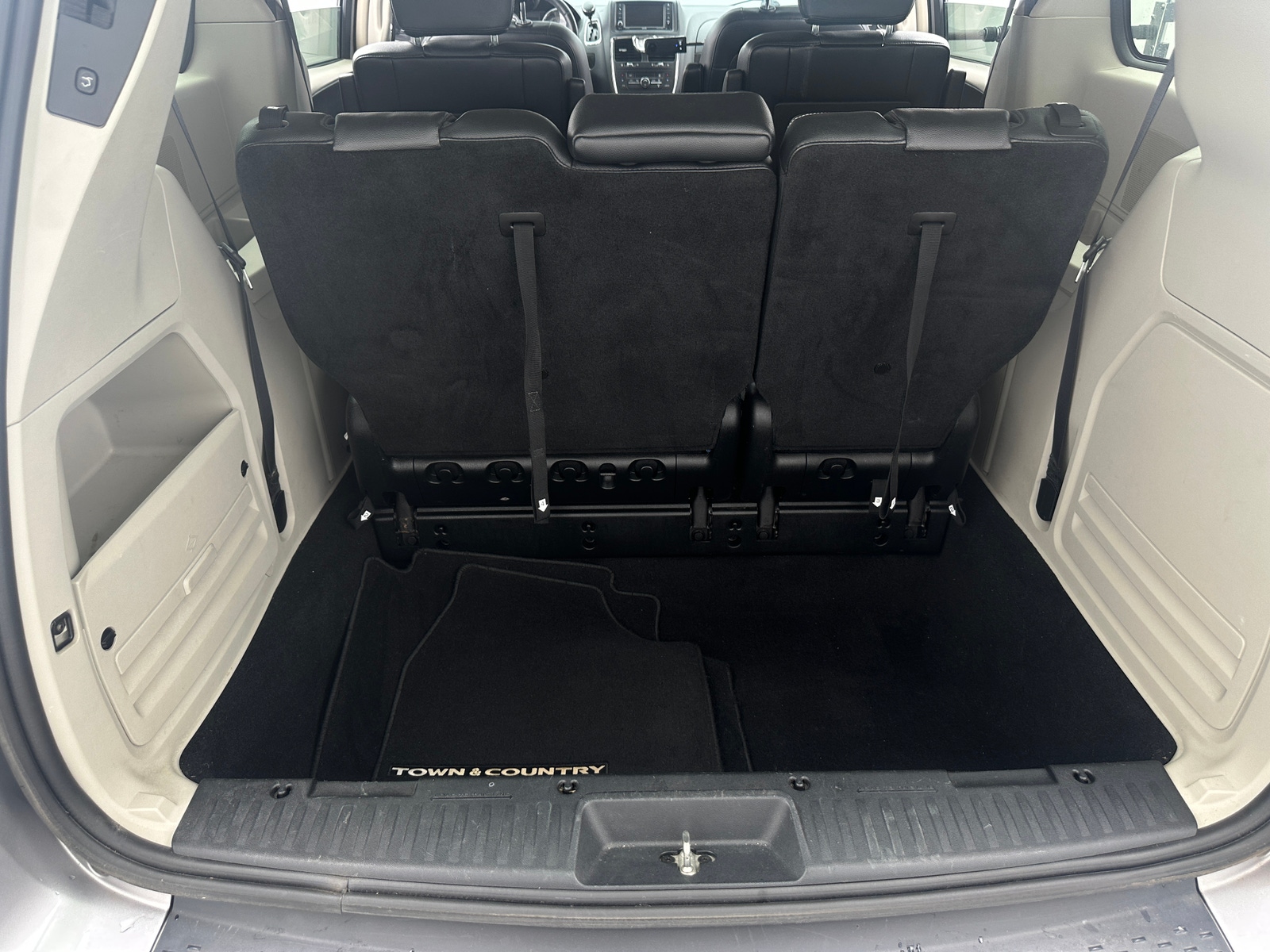 Thumbnail: 2015 Chrysler Town & Country - 6