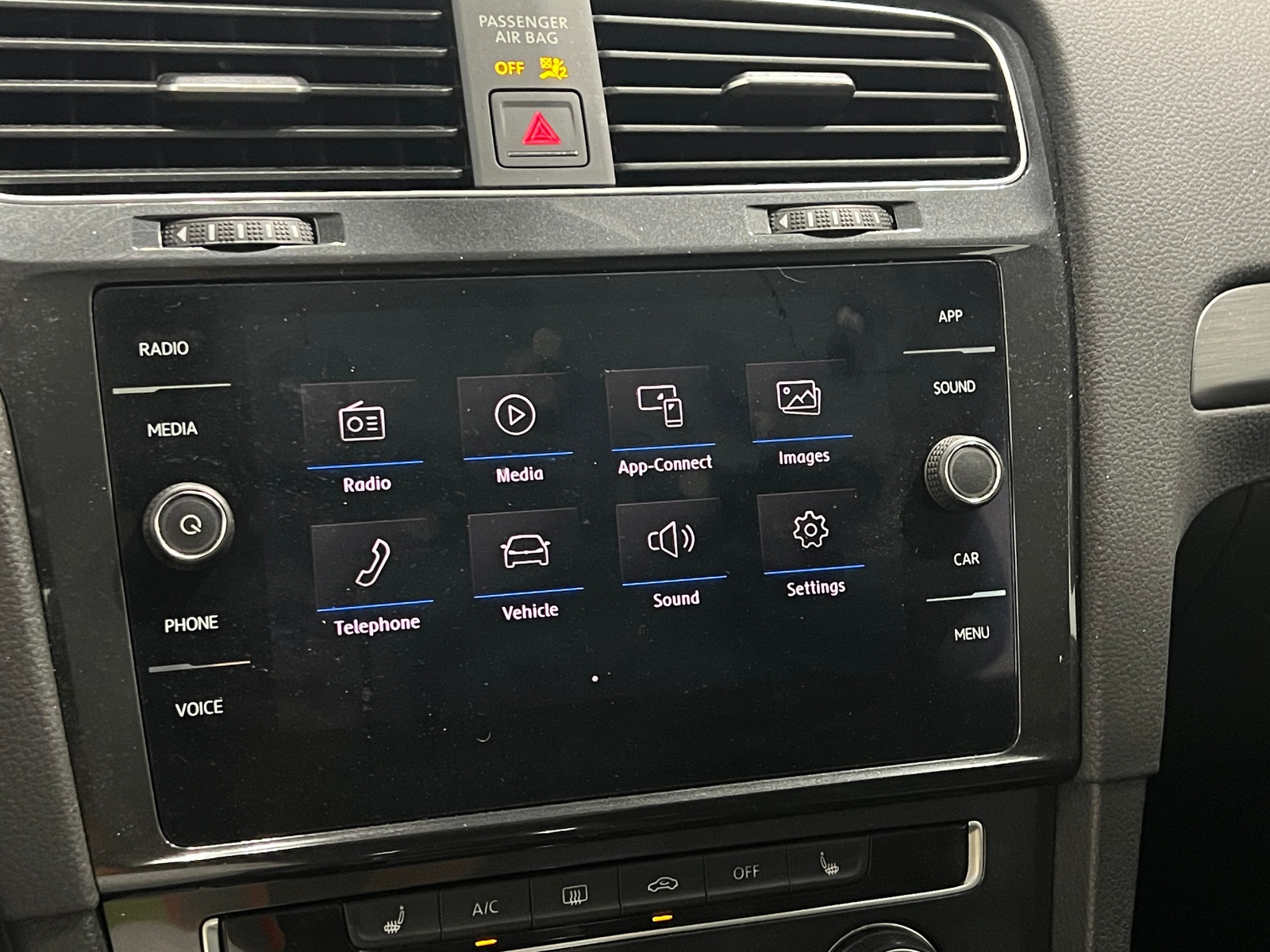 Thumbnail: 2018 Volkswagen e-Golf - 3