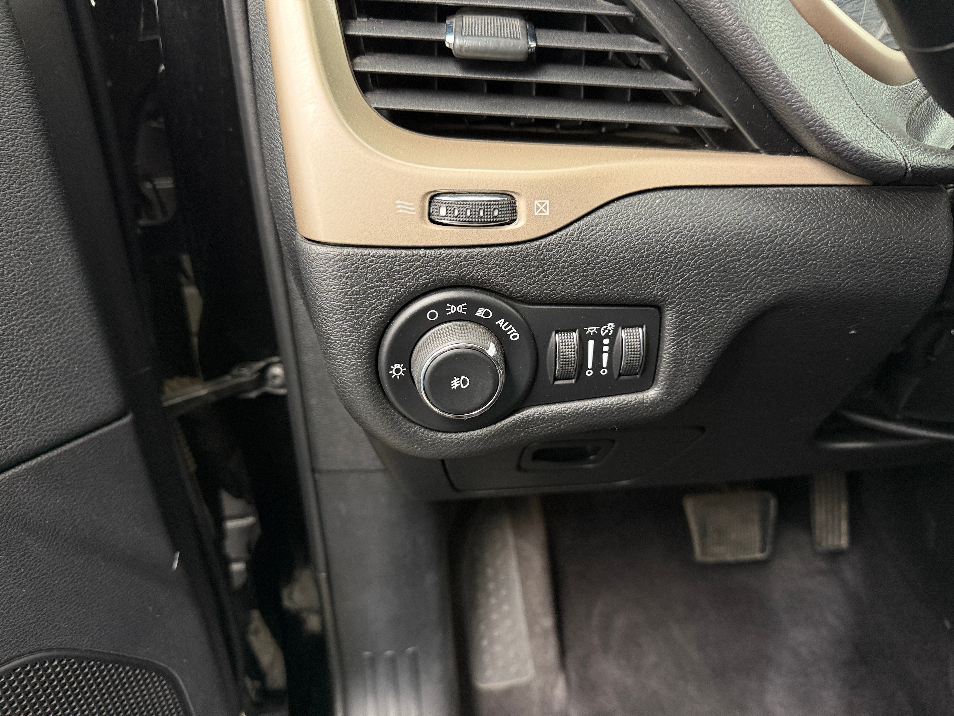 Used 2017 Jeep Cherokee Latitude with VIN 1C4PJLCBXHW586371 for sale in Oak Creek, WI