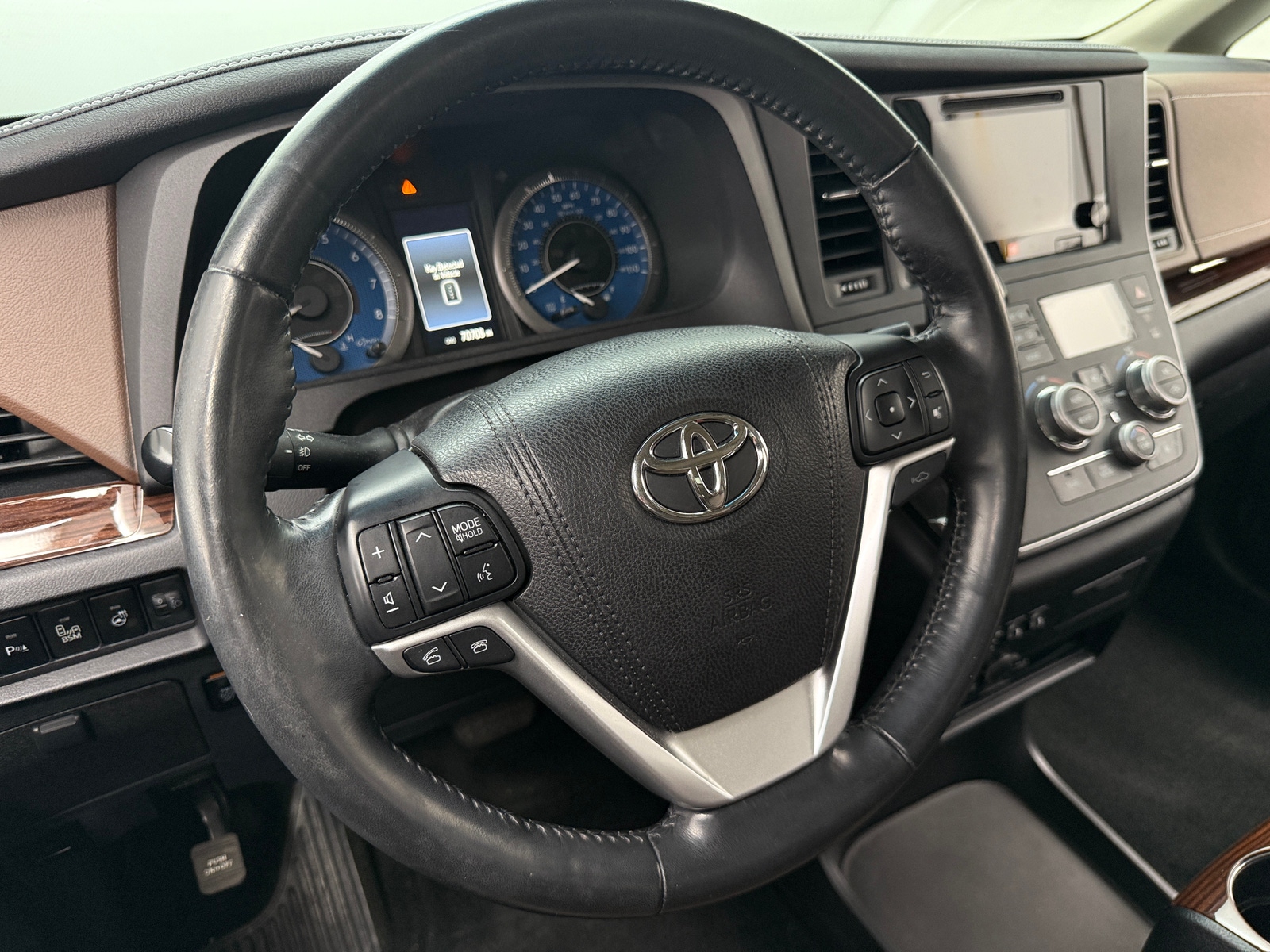 Thumbnail: 2017 Toyota Sienna - 4