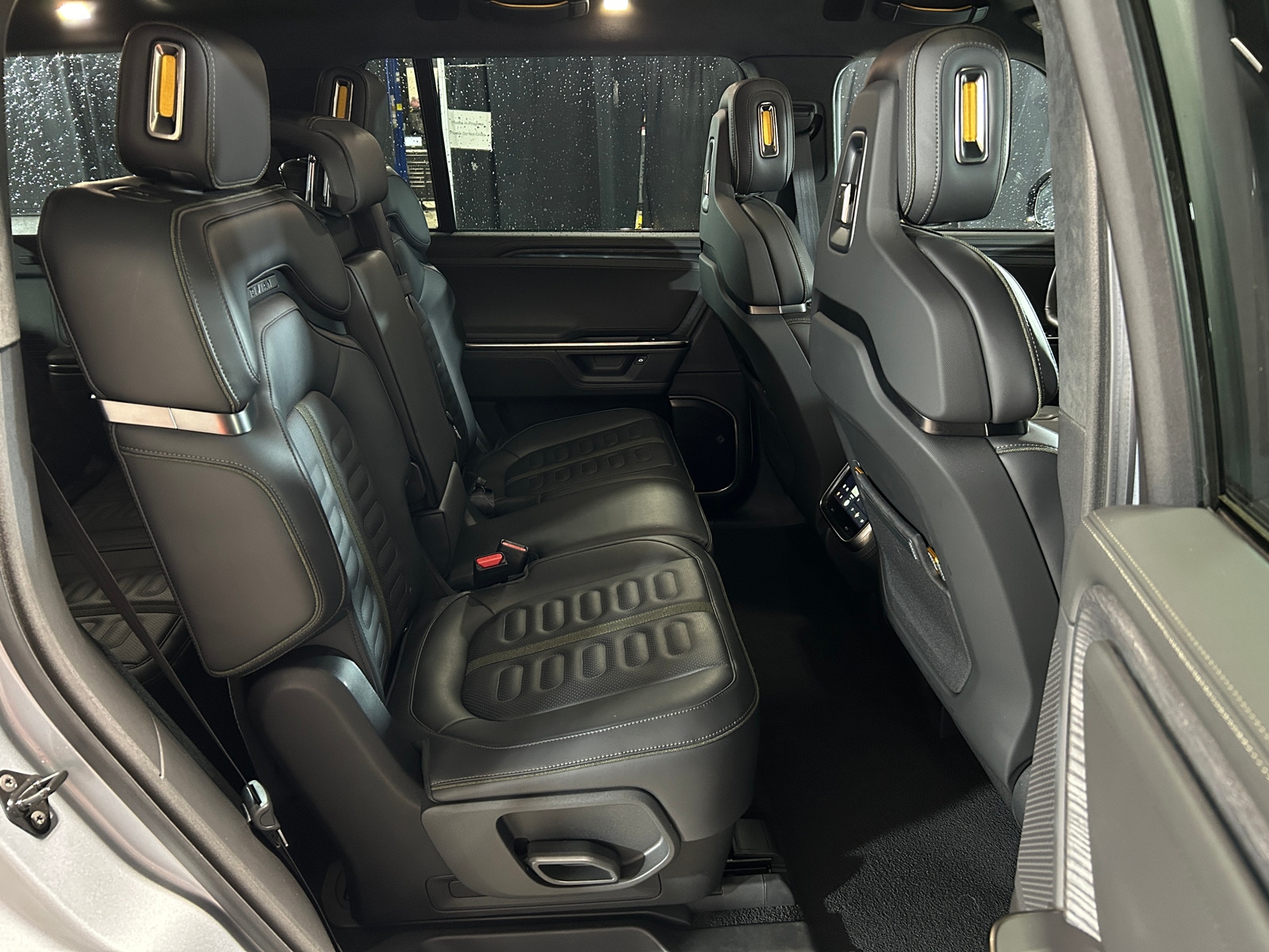 Thumbnail: 2025 Rivian R1S - 5