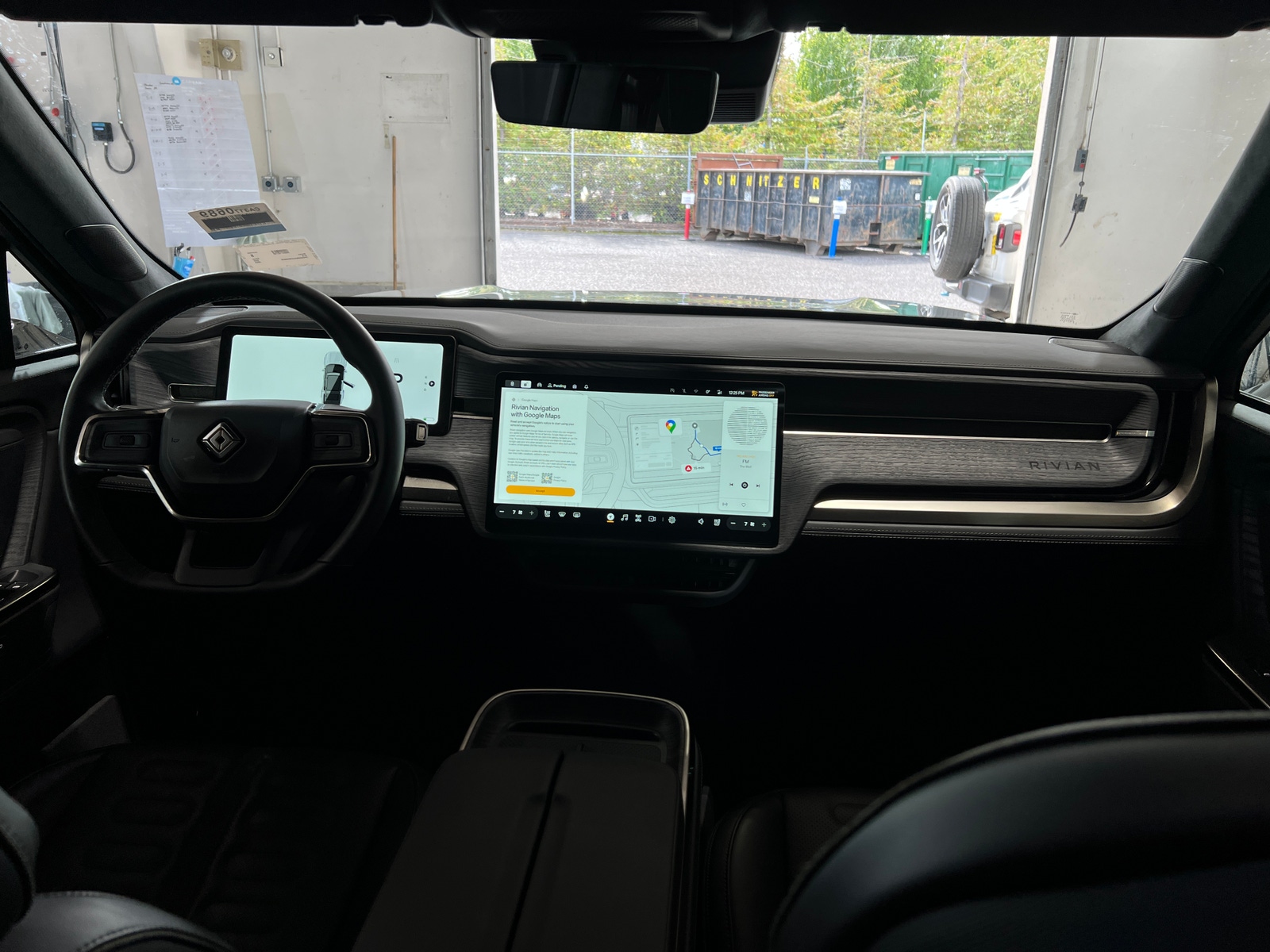 Thumbnail: 2025 Rivian R1S - 2