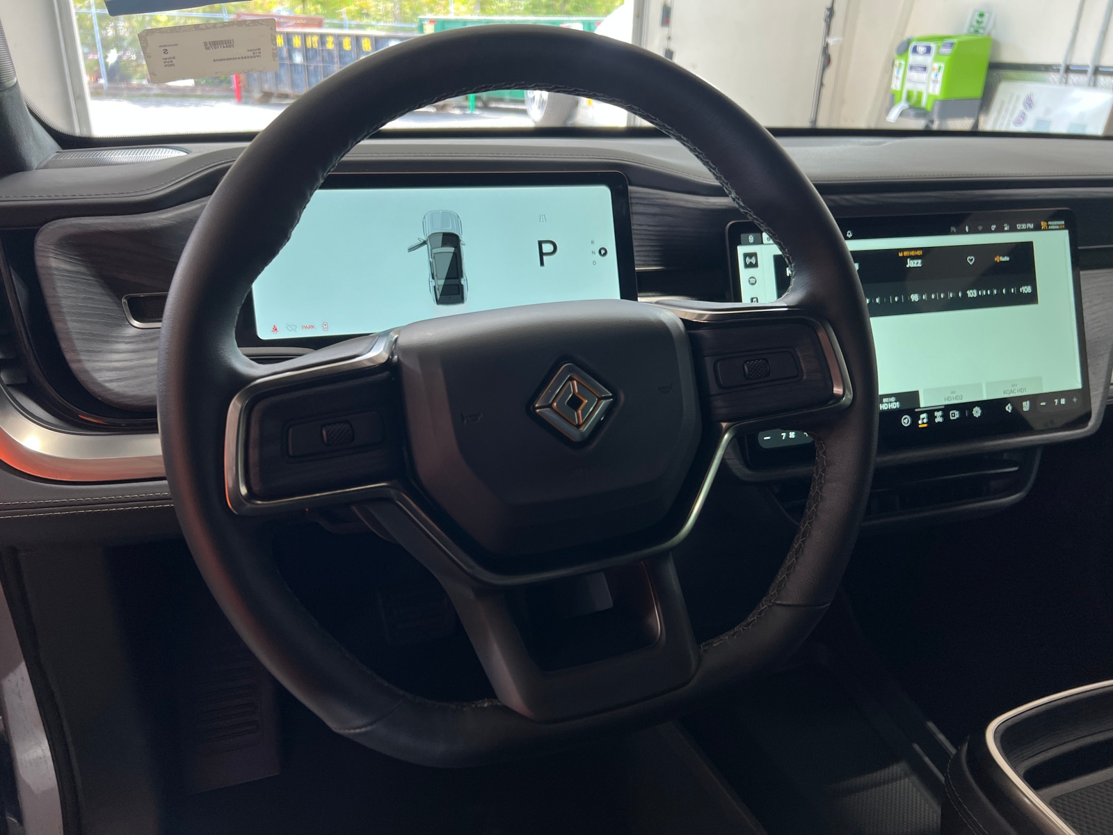 Thumbnail: 2025 Rivian R1S - 4