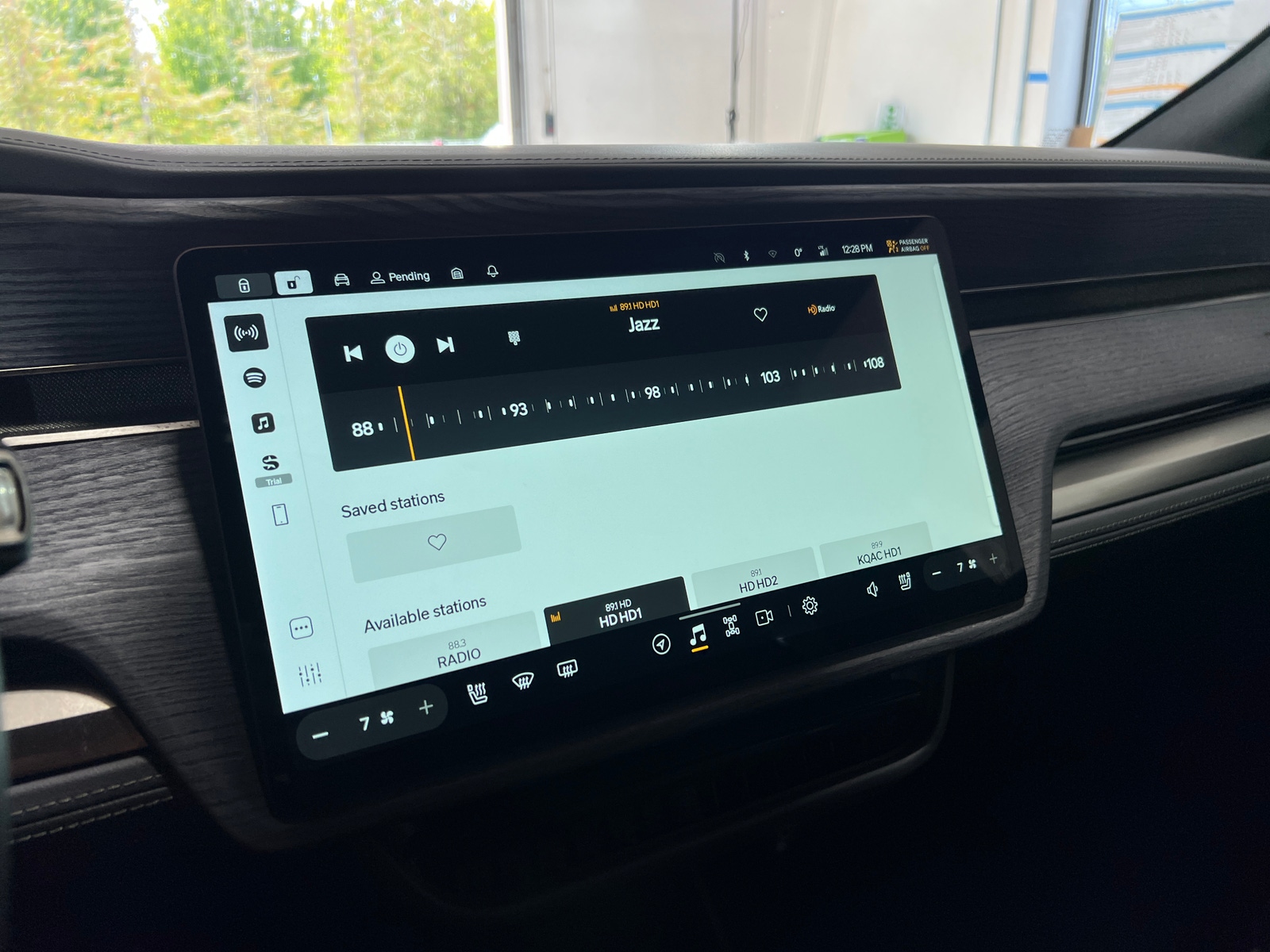 Thumbnail: 2025 Rivian R1S - 3