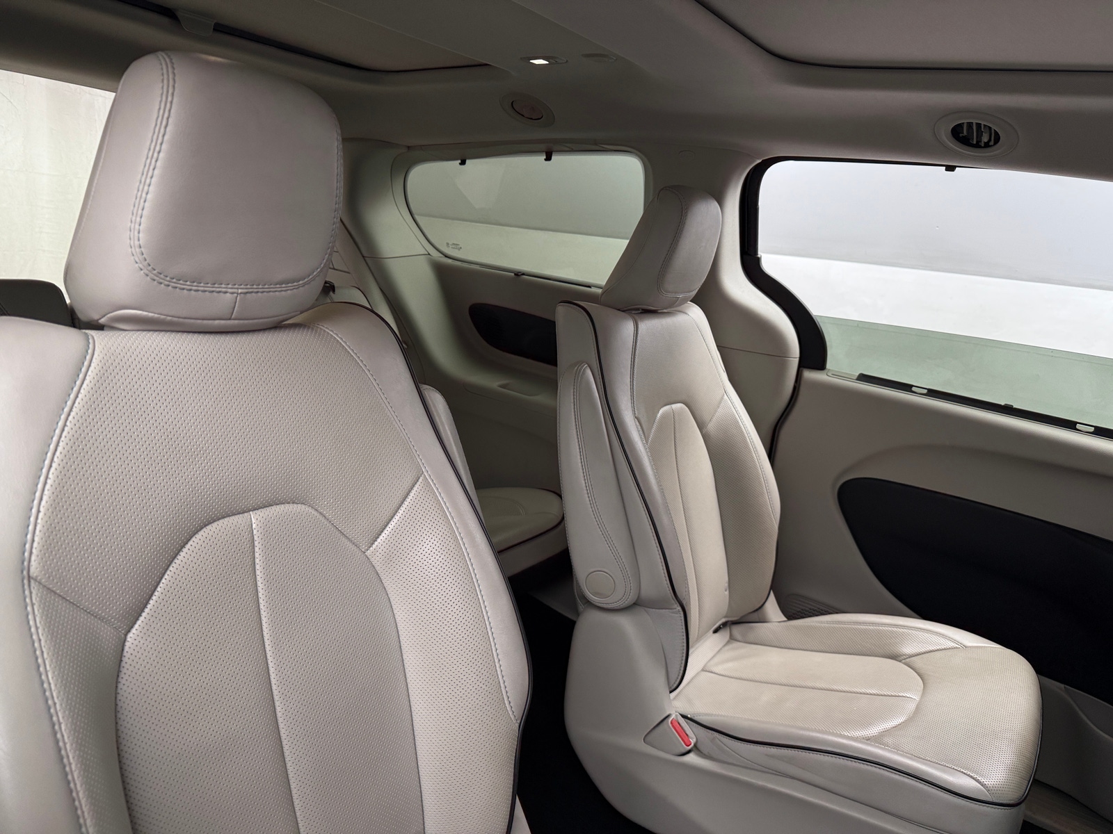 Thumbnail: 2018 Chrysler Pacifica - 5
