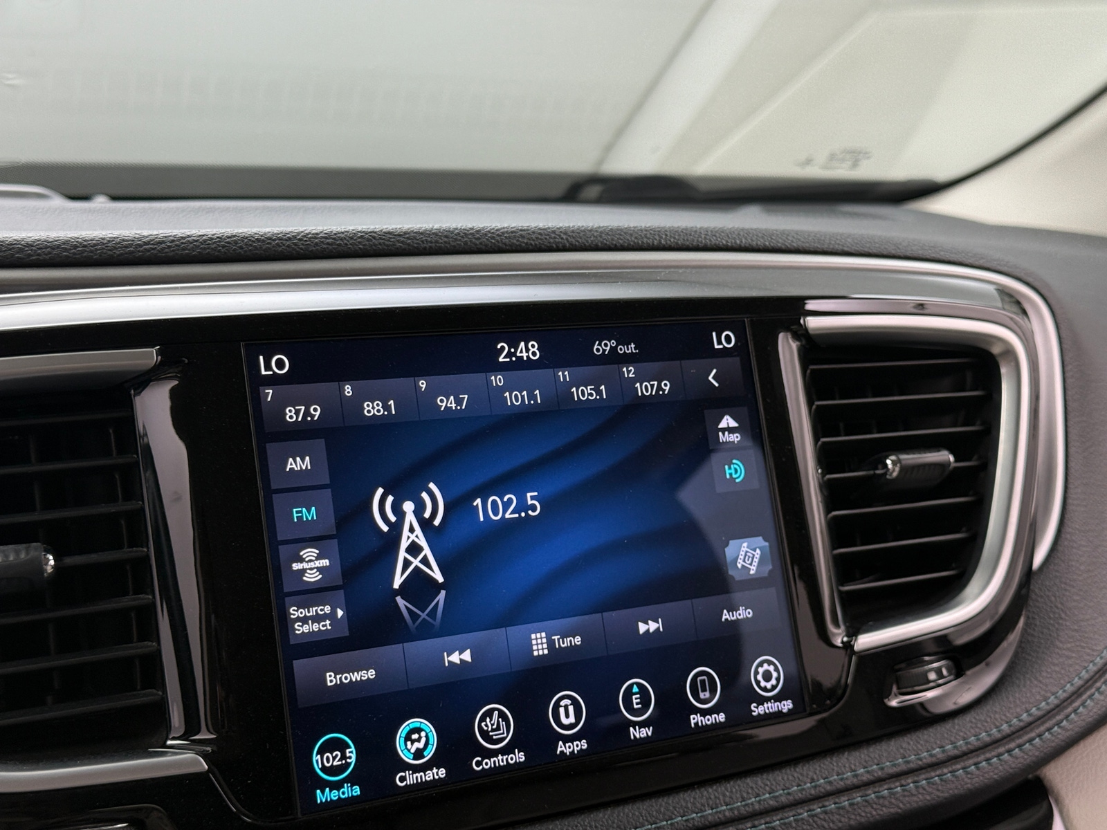 Thumbnail: 2018 Chrysler Pacifica - 3