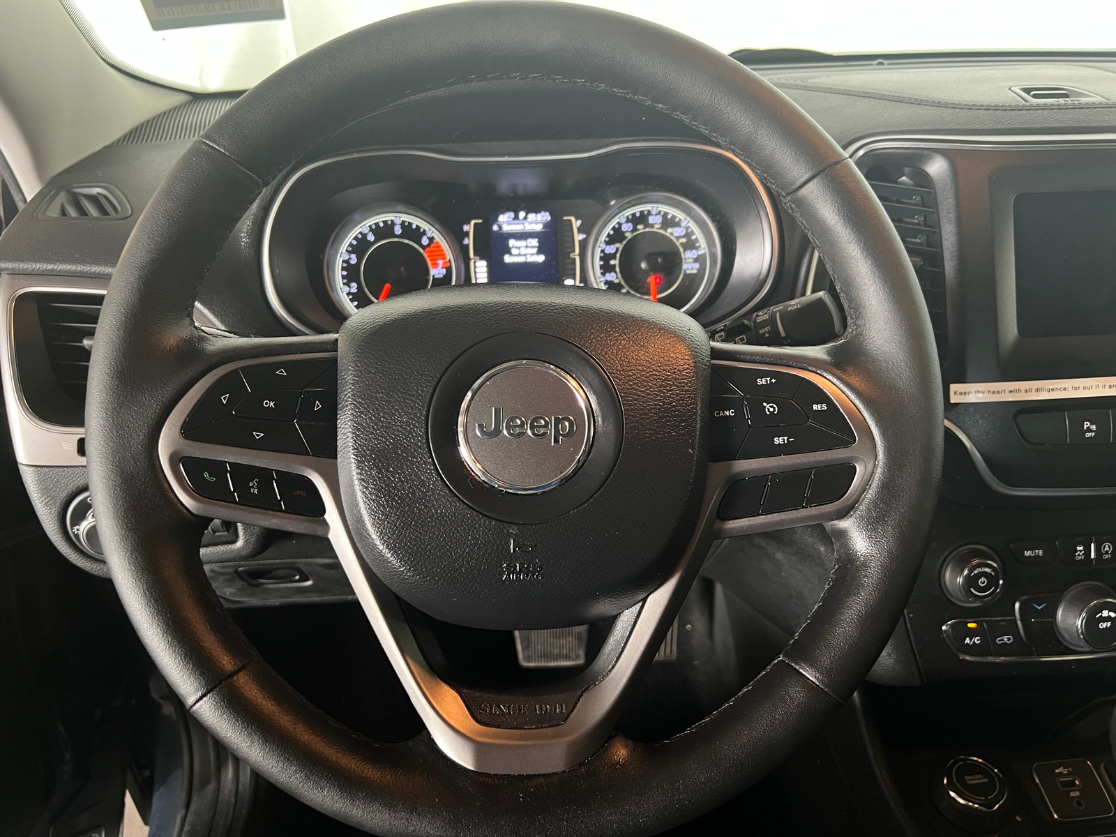 Thumbnail: 2020 Jeep Cherokee - 5