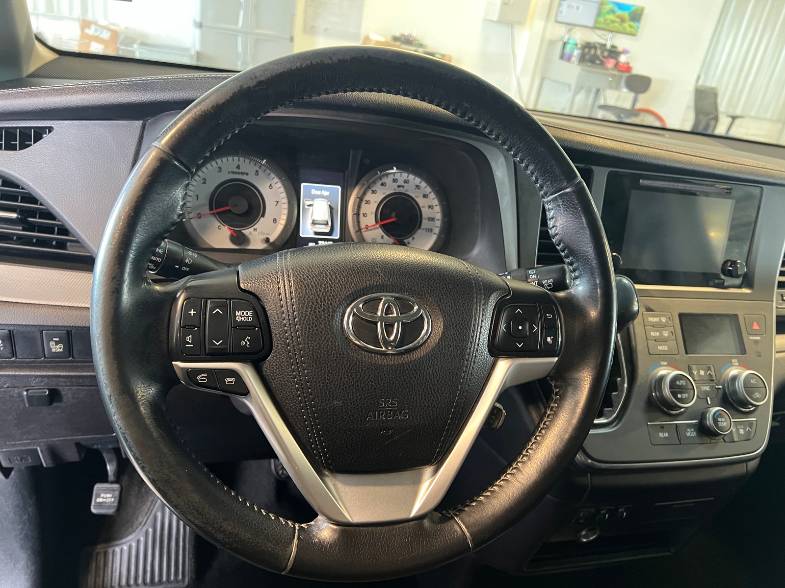 Thumbnail: 2015 Toyota Sienna - 4