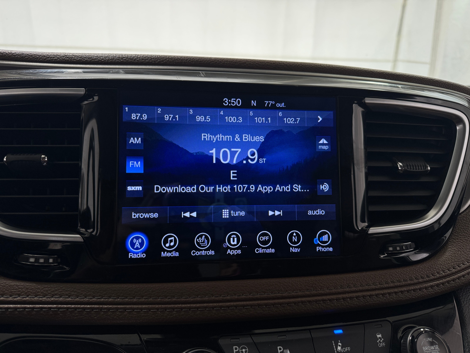 Thumbnail: 2017 Chrysler Pacifica - 3