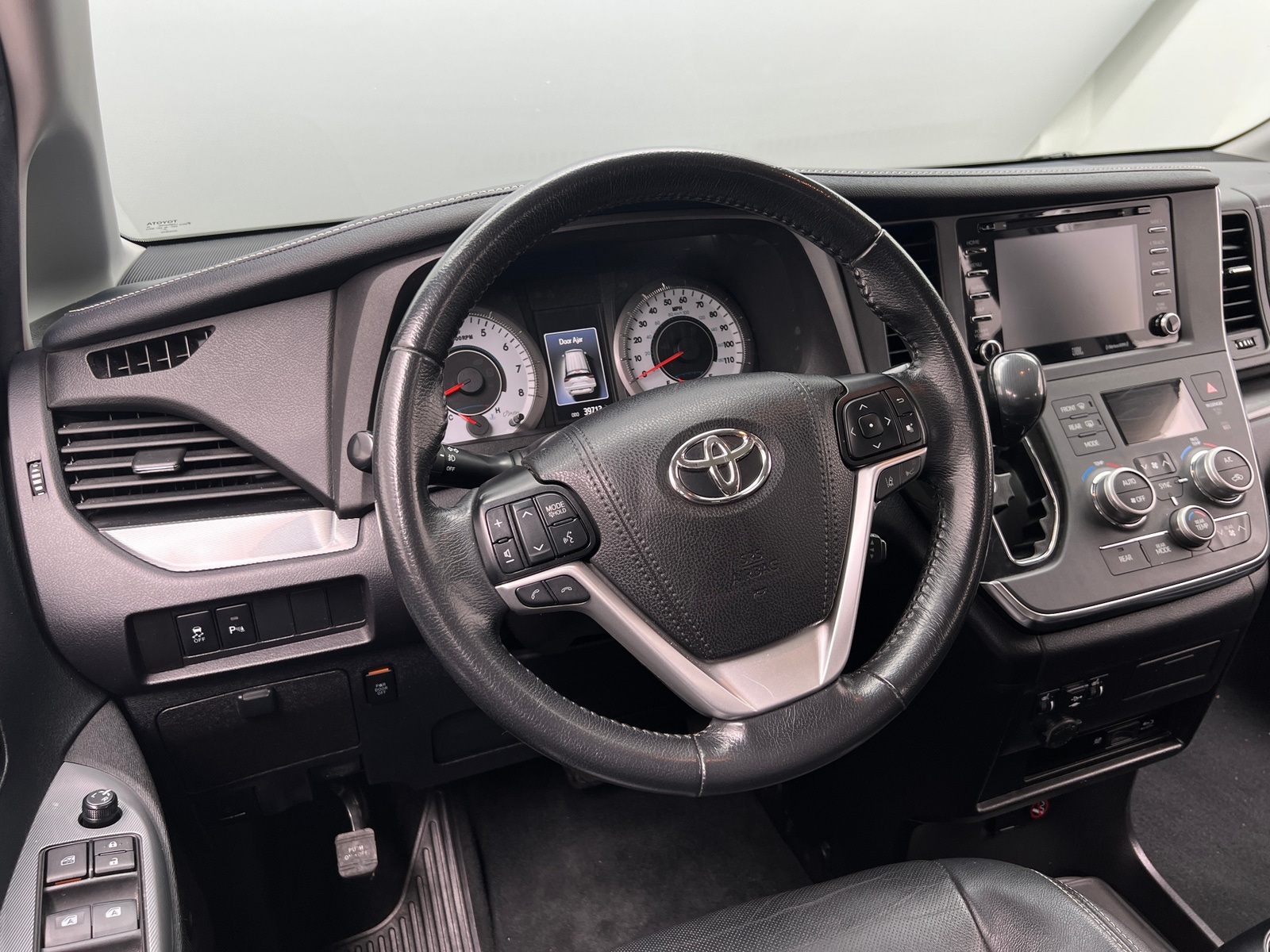 Thumbnail: 2019 Toyota Sienna - 4