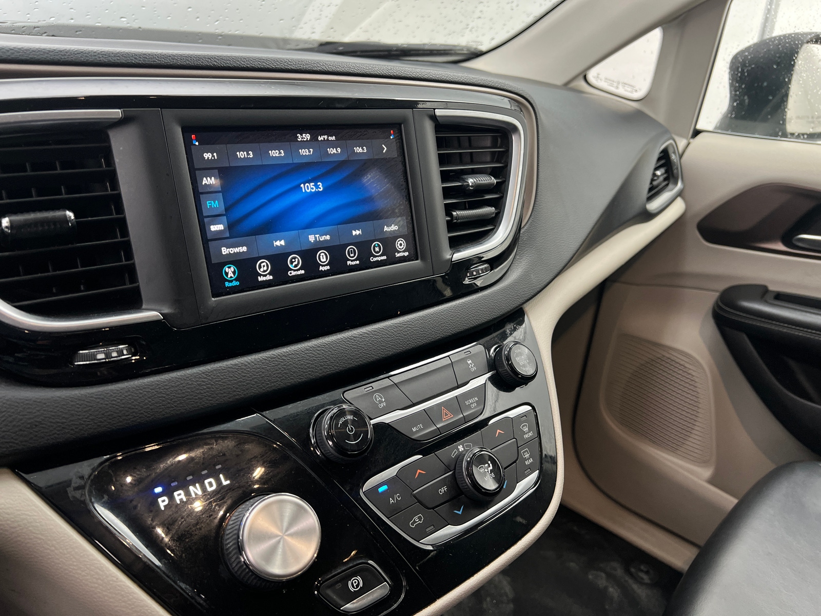 Thumbnail: 2021 Chrysler Voyager - 3