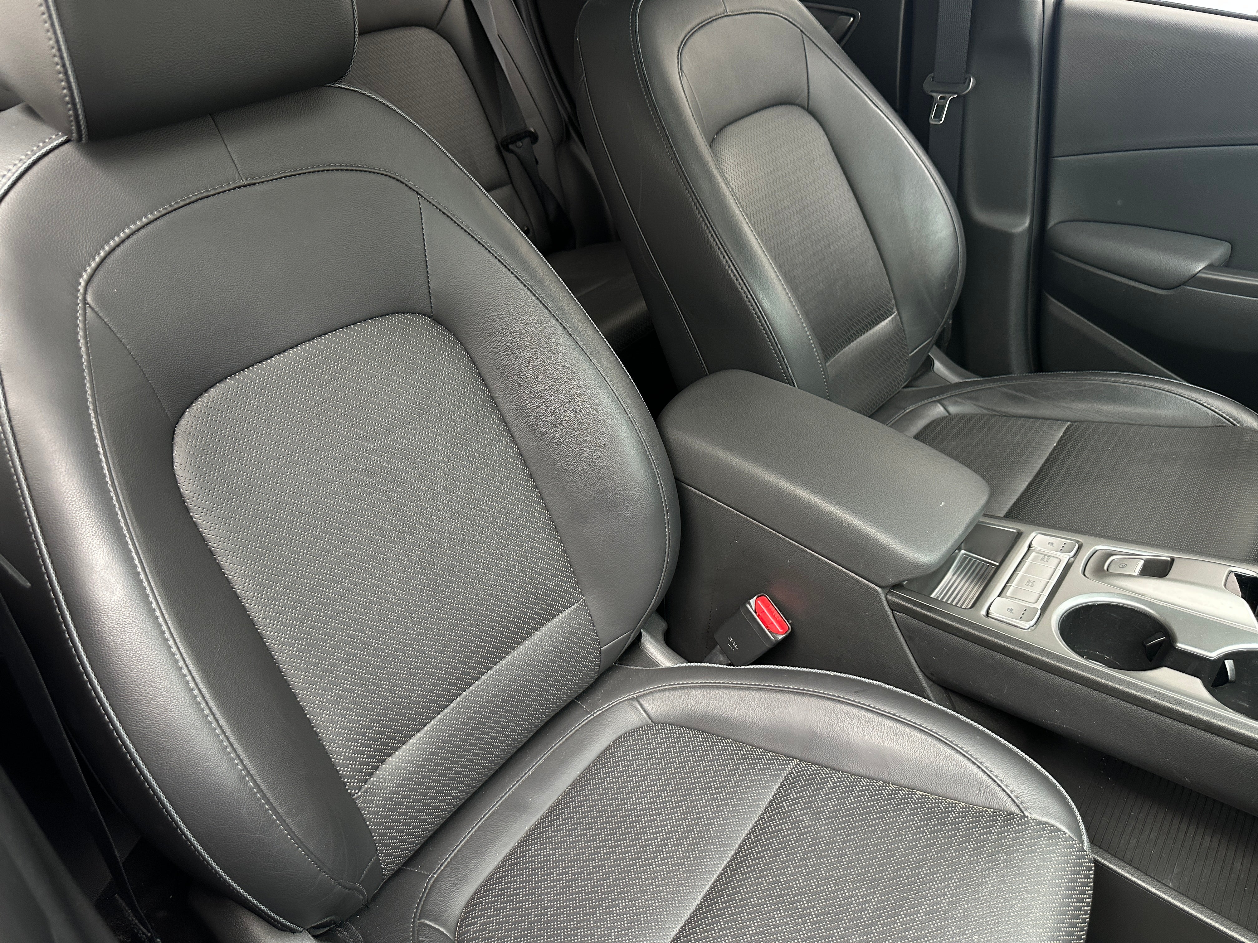 Used 2019 Hyundai Kona EV Limited with VIN KM8K33AG8KU040203 for sale in Oak Creek, WI