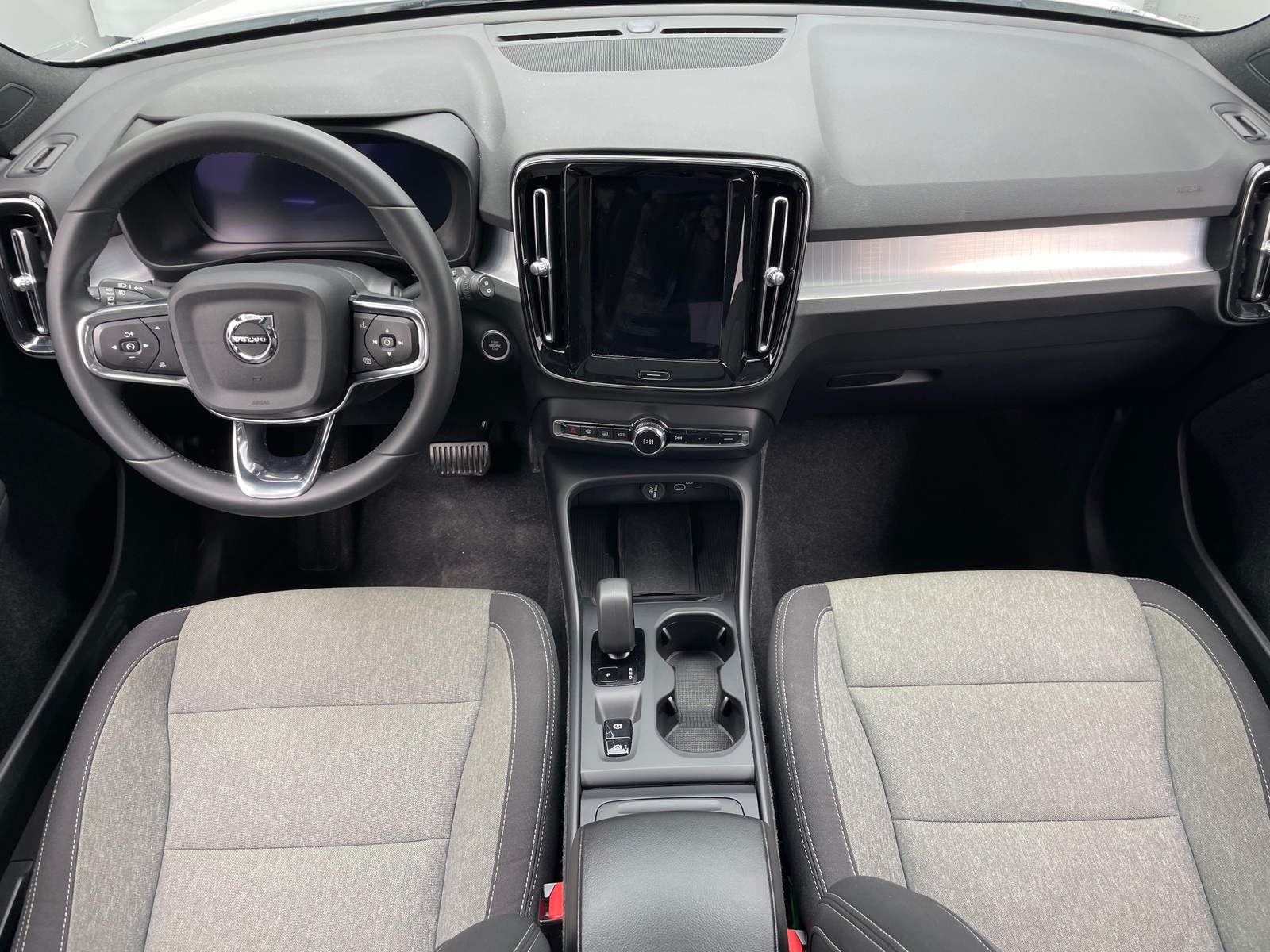 Thumbnail: 2024 Volvo XC40 - 3