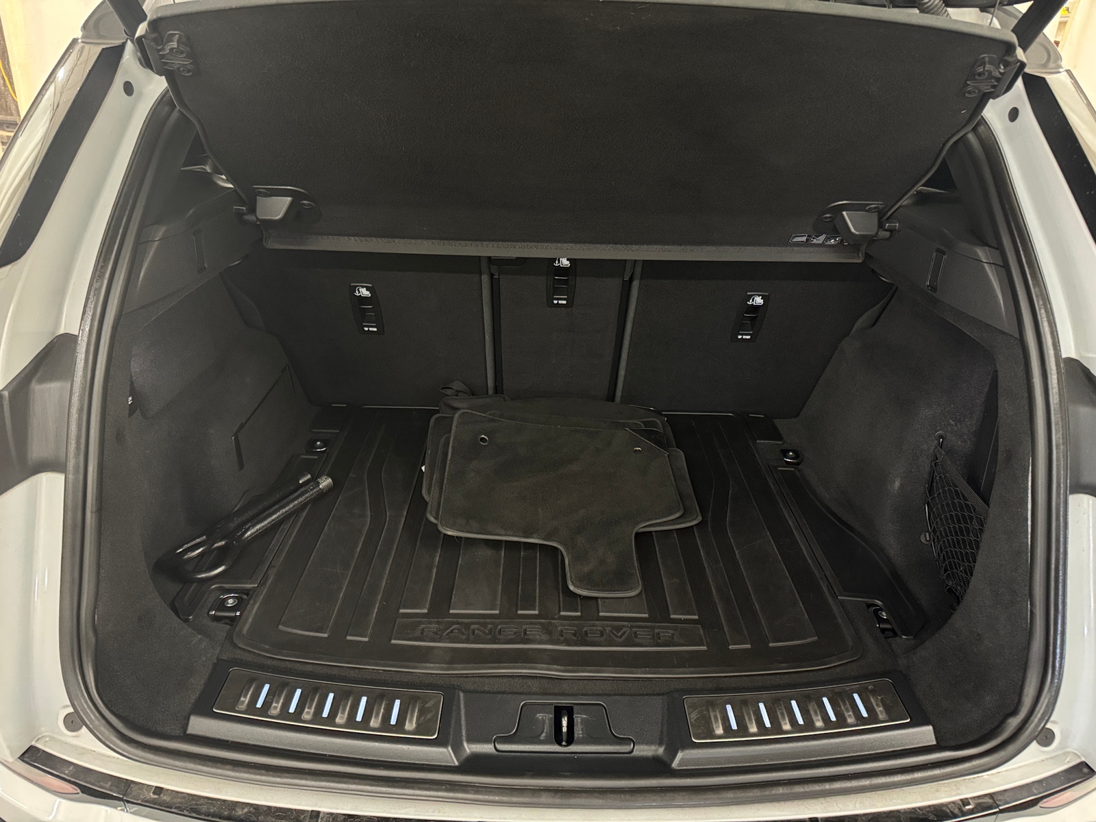 Thumbnail: 2020 Land Rover Range Rover Evoque - 6