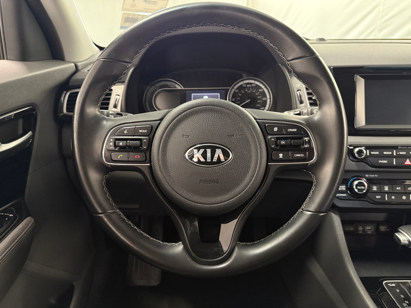 Thumbnail: 2017 Kia Niro - 4