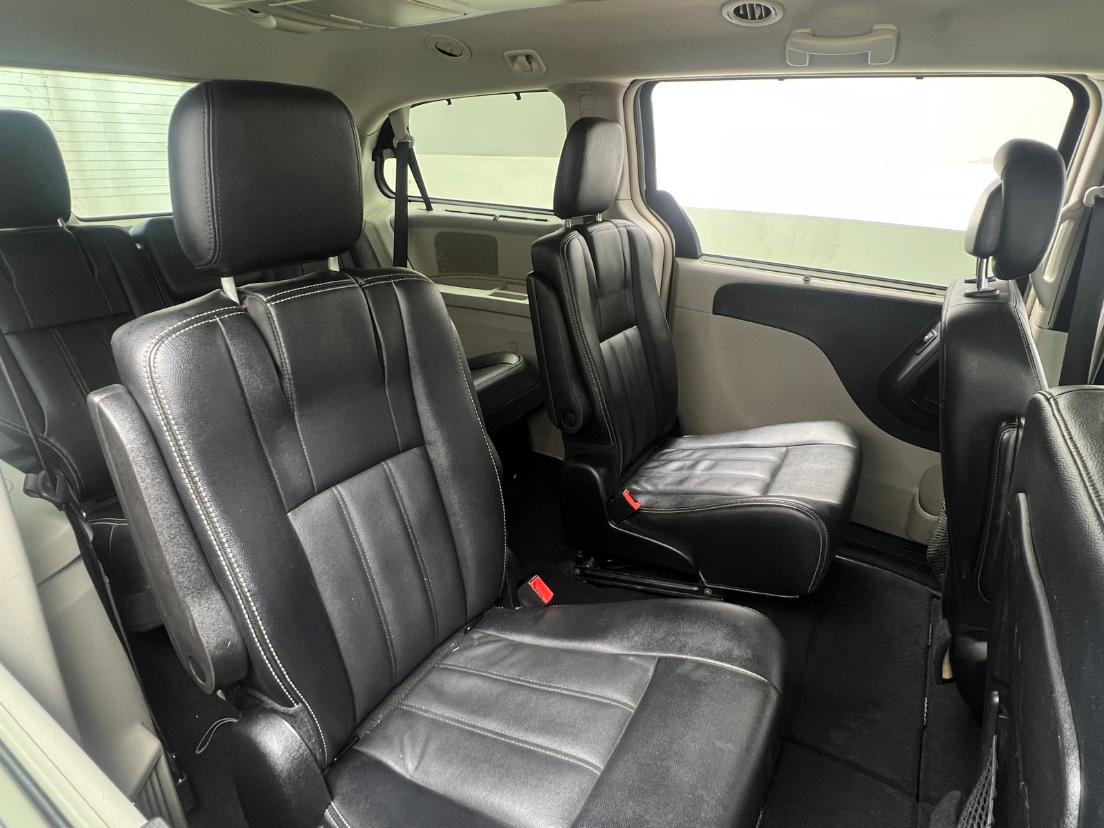 Thumbnail: 2016 Chrysler Town & Country - 5