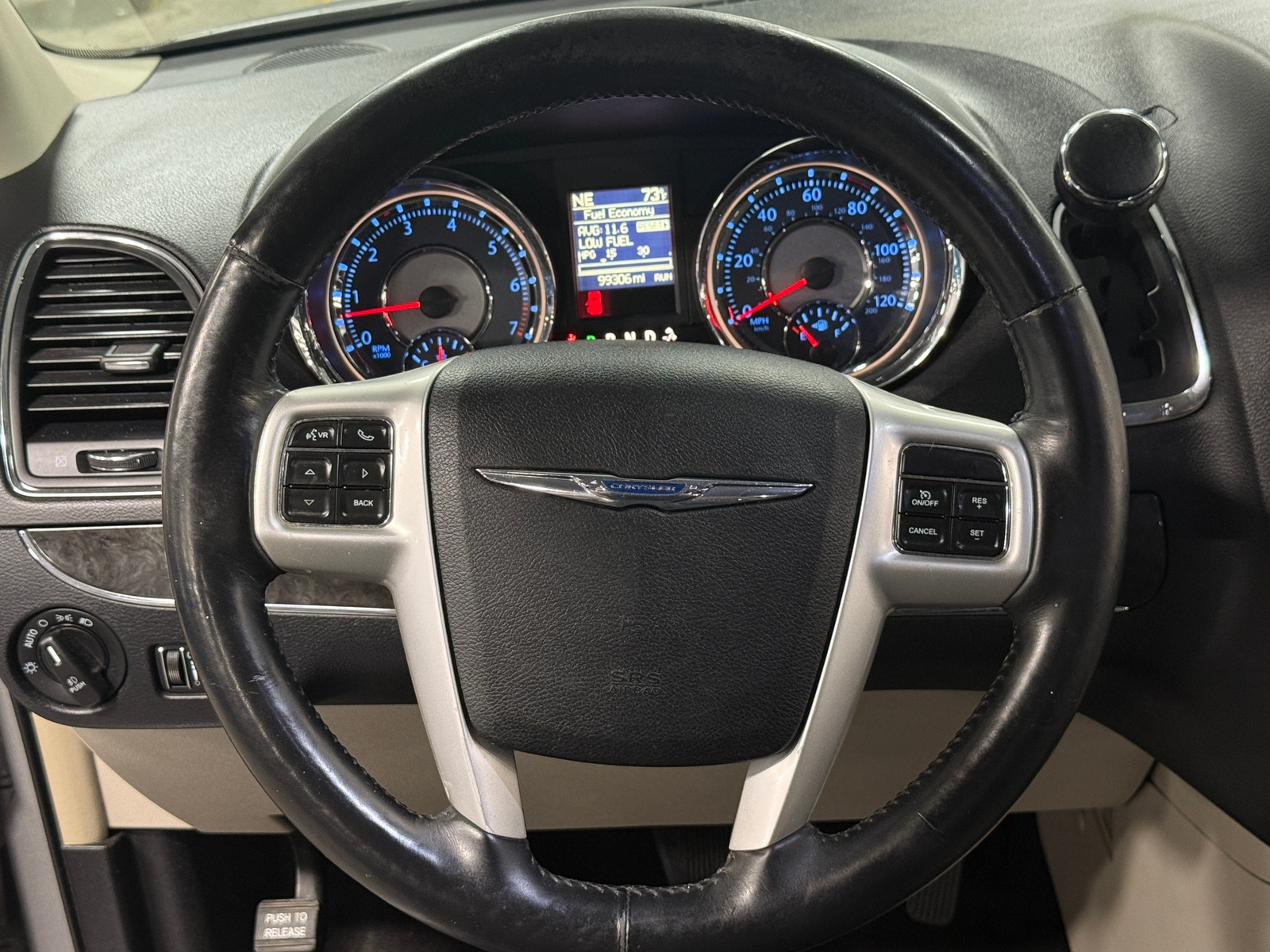 Thumbnail: 2016 Chrysler Town & Country - 4