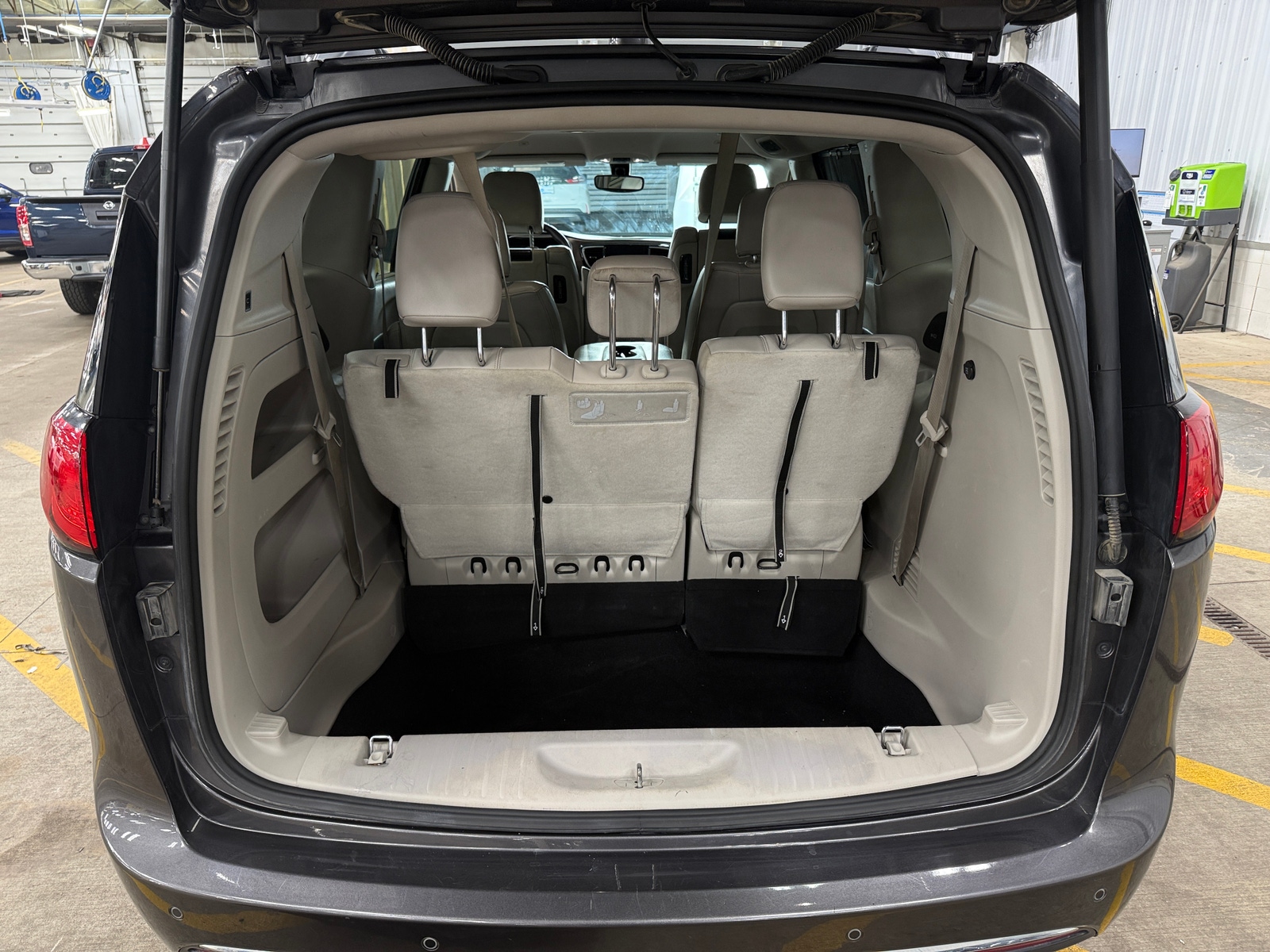 Thumbnail: 2018 Chrysler Pacifica - 6