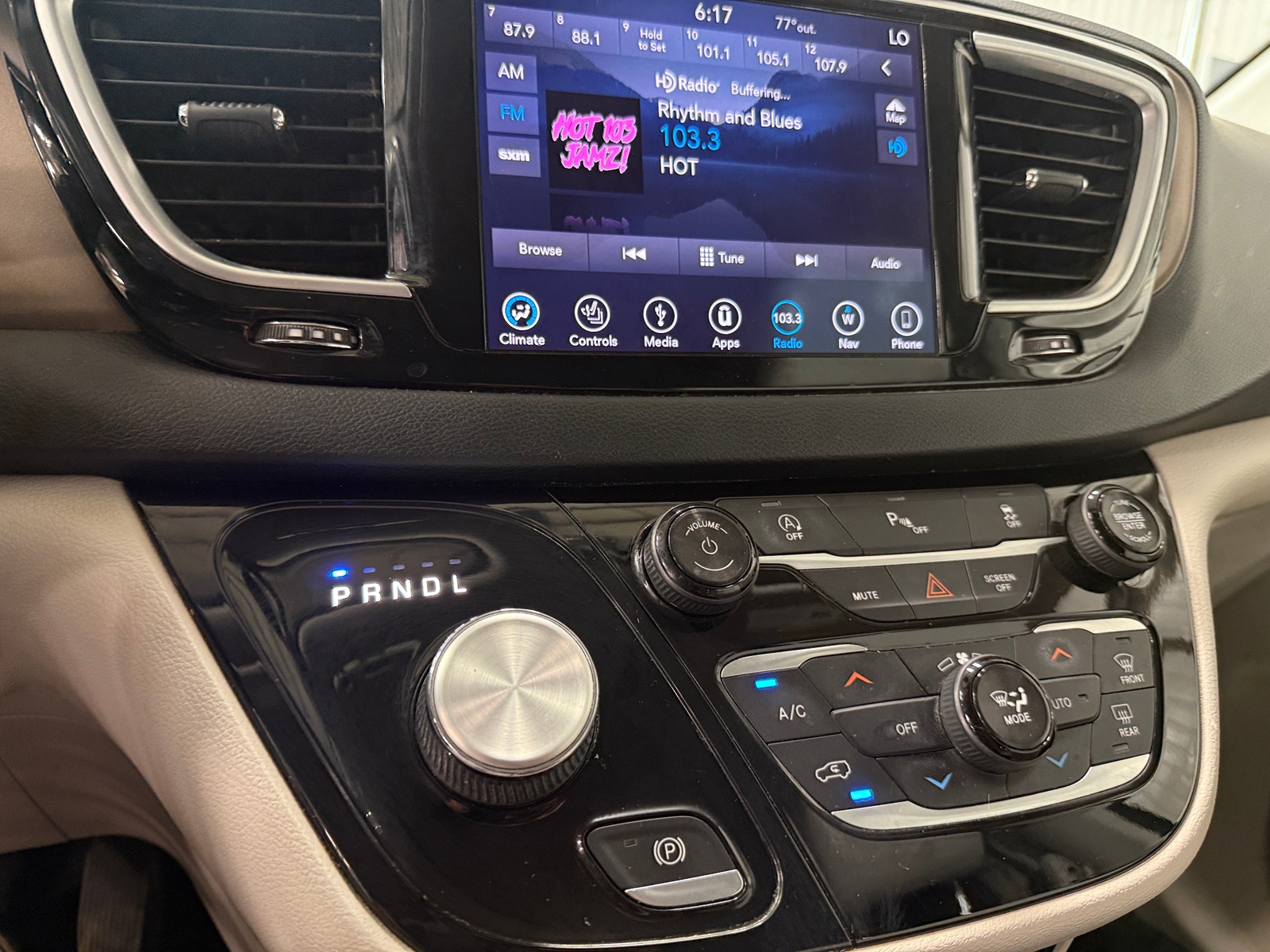 Thumbnail: 2018 Chrysler Pacifica - 3