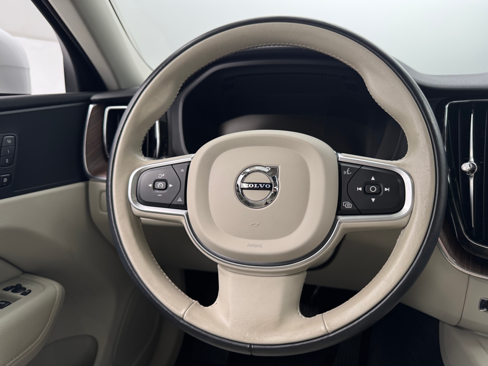 Thumbnail: 2021 Volvo XC60 - 4